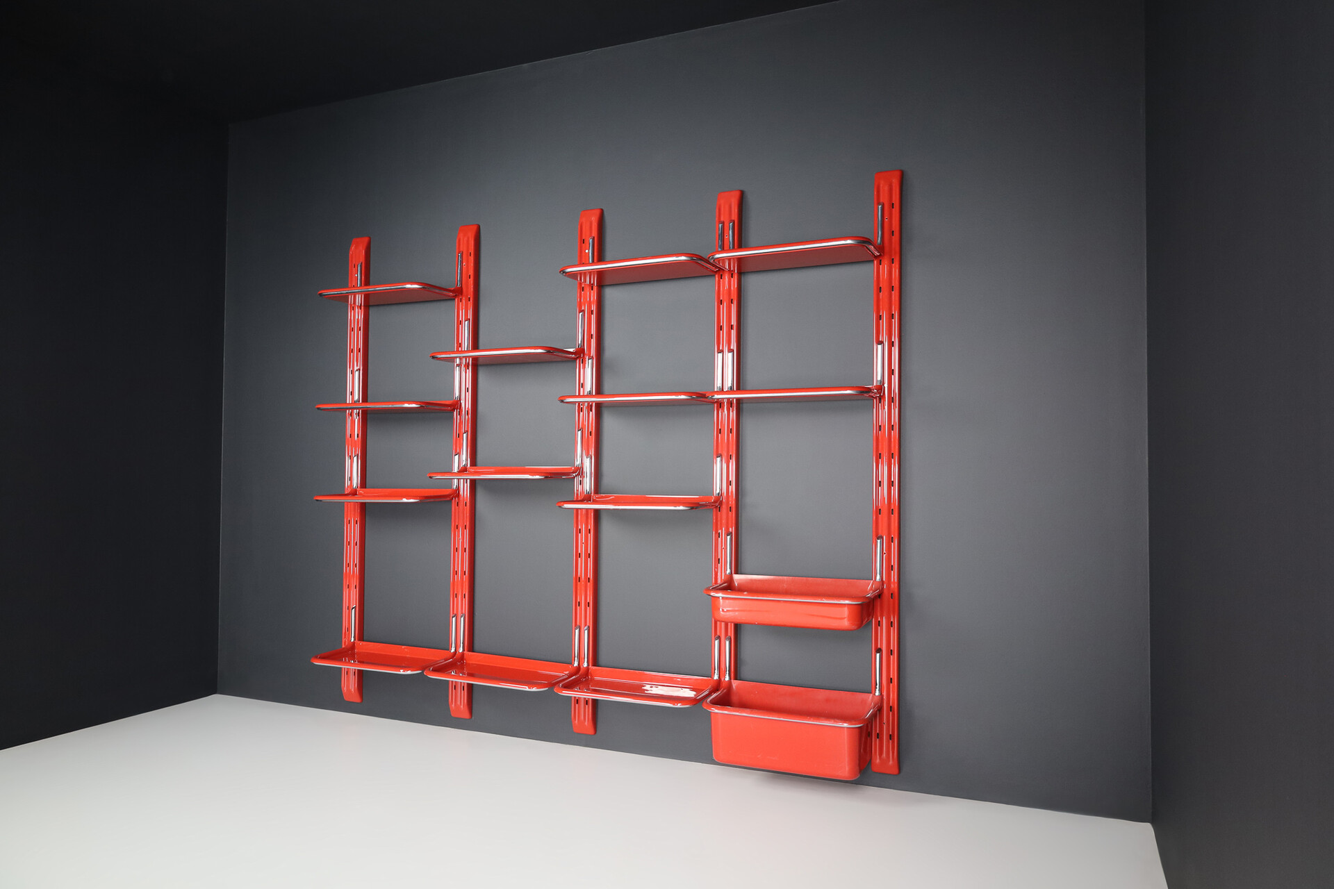 Modern Alberto Rosselli for Saporiti, large wall-unit ‘Speedy’, red plastic and chromed metal, Italy 1970s Late-20th century