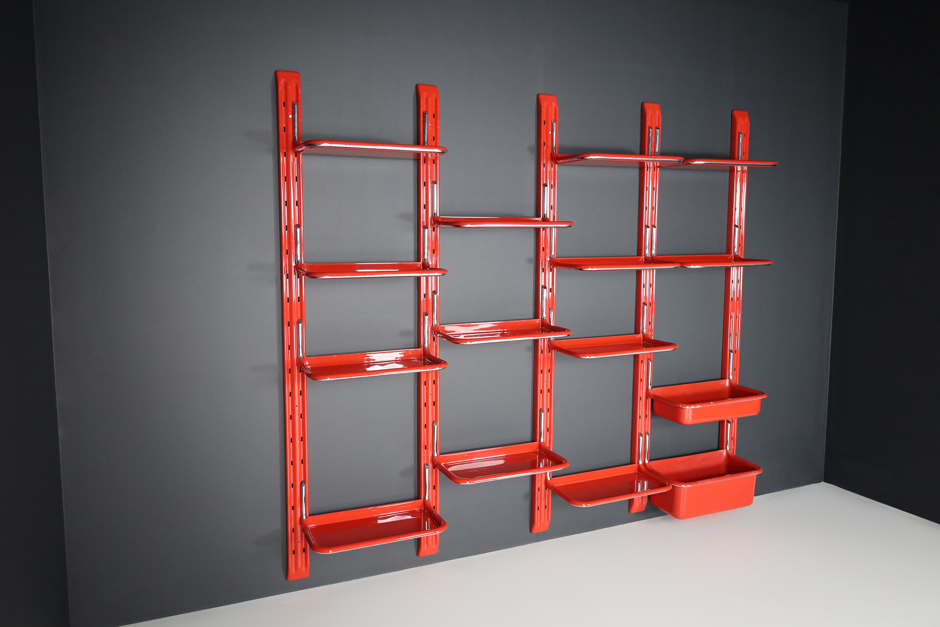 Modern Alberto Rosselli for Saporiti, large wall-unit ‘Speedy’, red plastic and chromed metal, Italy 1970s Late-20th century