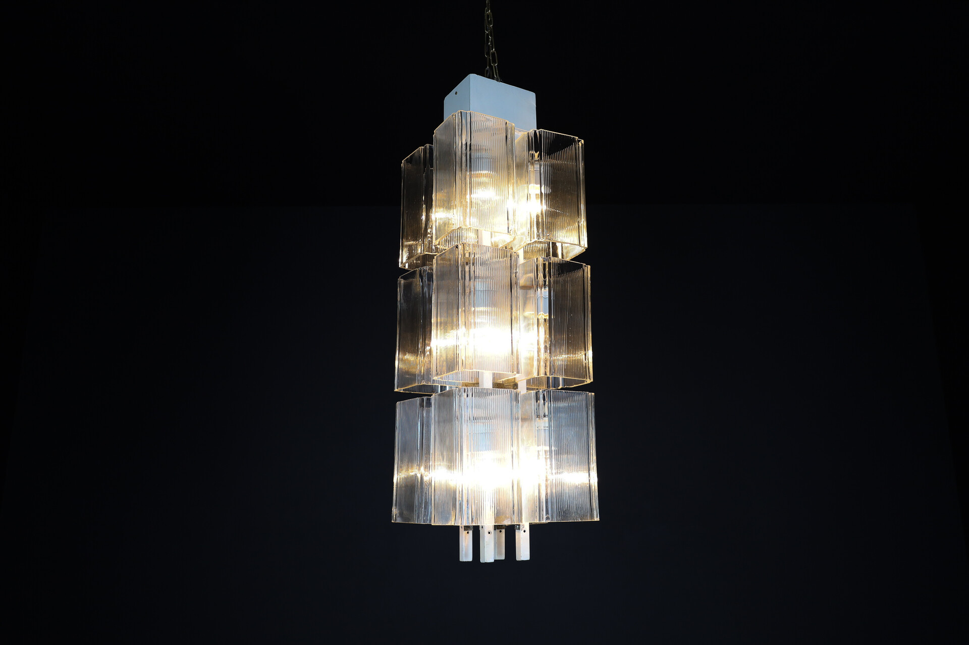 Modern Chandelier in white painted metal and glass, Germany in the 1970s. Late-20th century