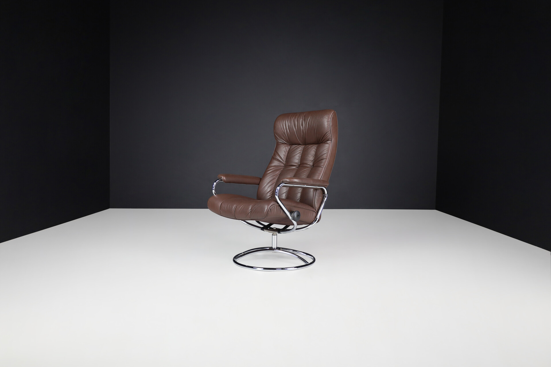 Modern Ekornes Stressless Leather Swivel Reclining Lounge Chair Late-20th century