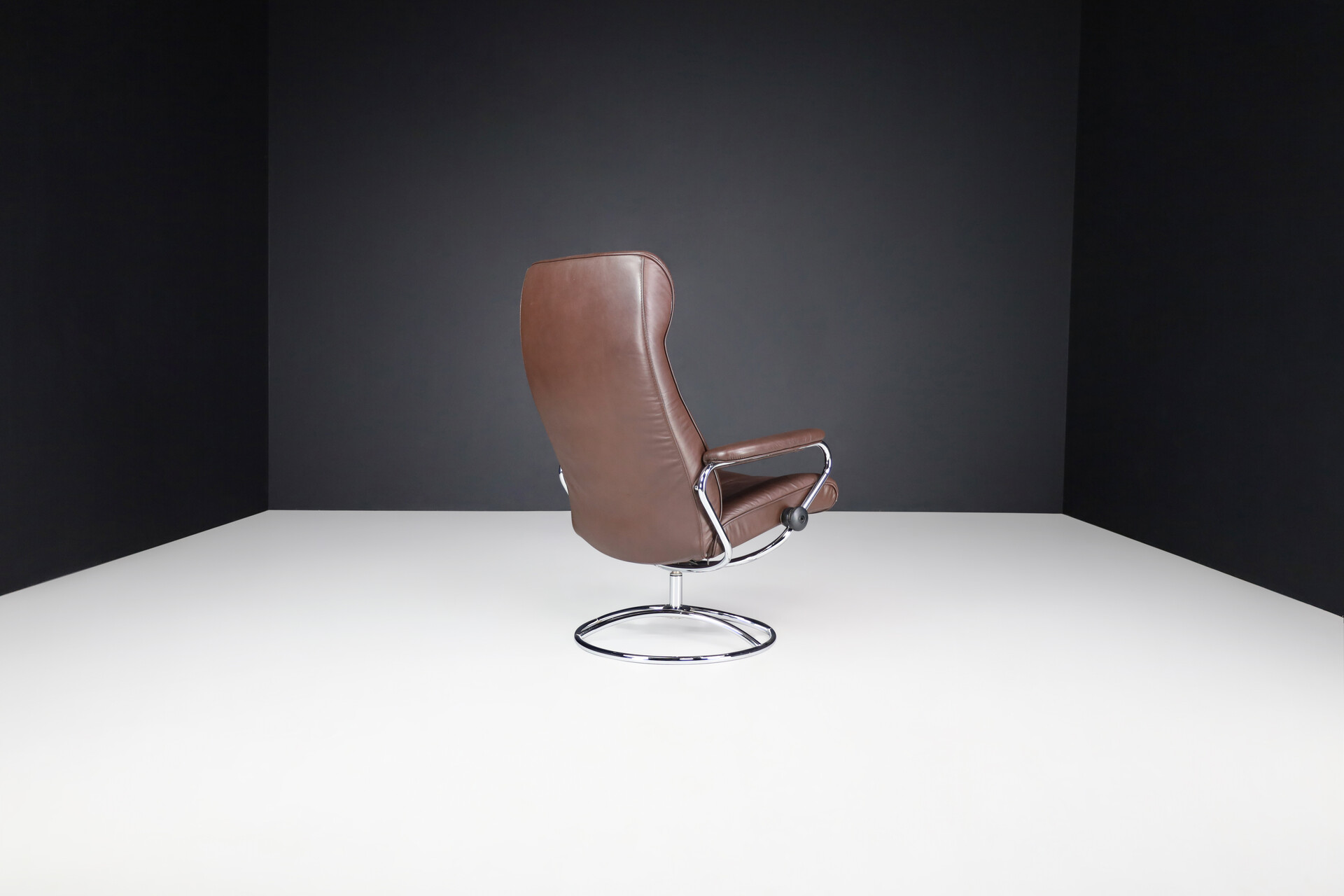 Modern Ekornes Stressless Leather Swivel Reclining Lounge Chair Late-20th century