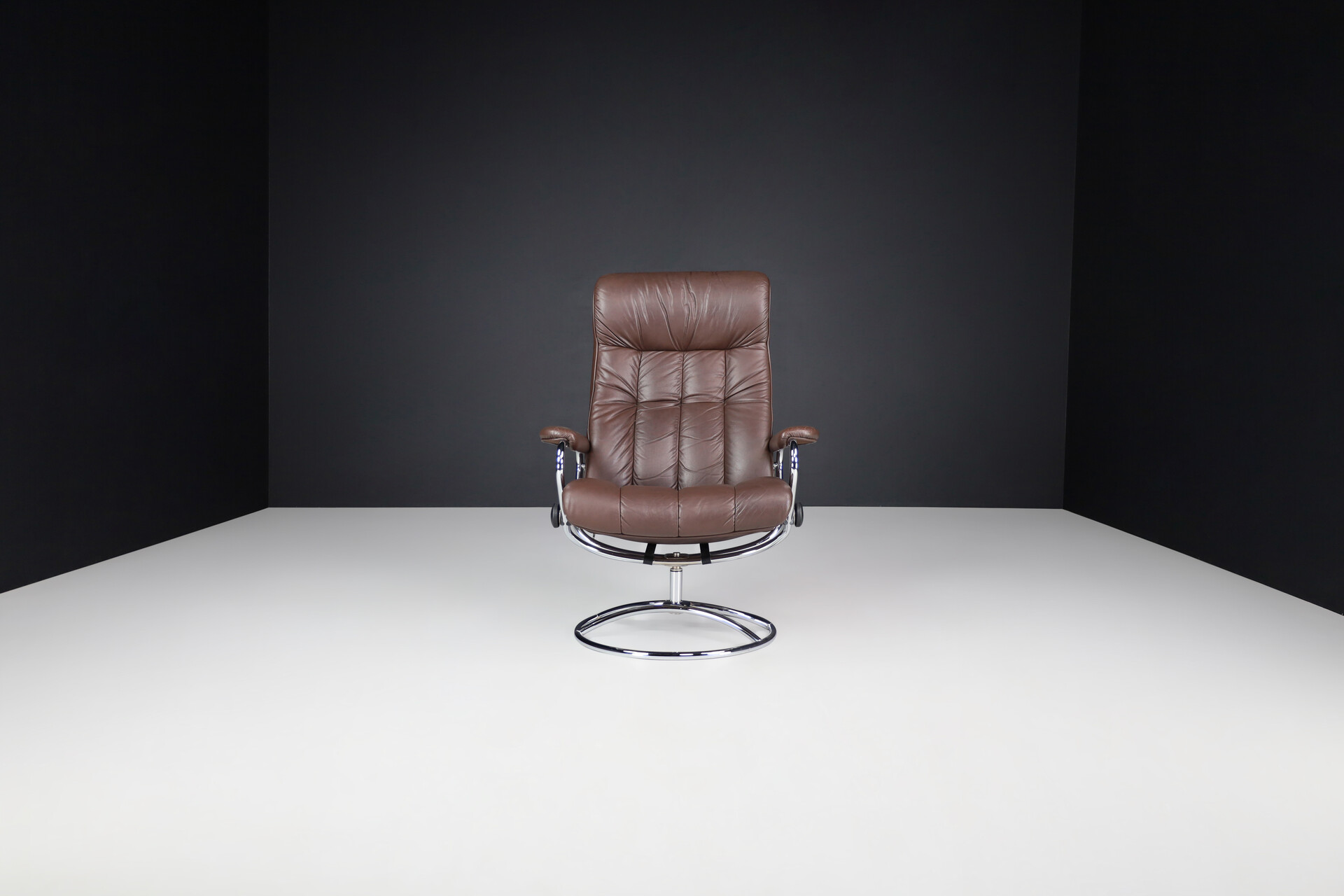 Modern Ekornes Stressless Leather Swivel Reclining Lounge Chair Late-20th century