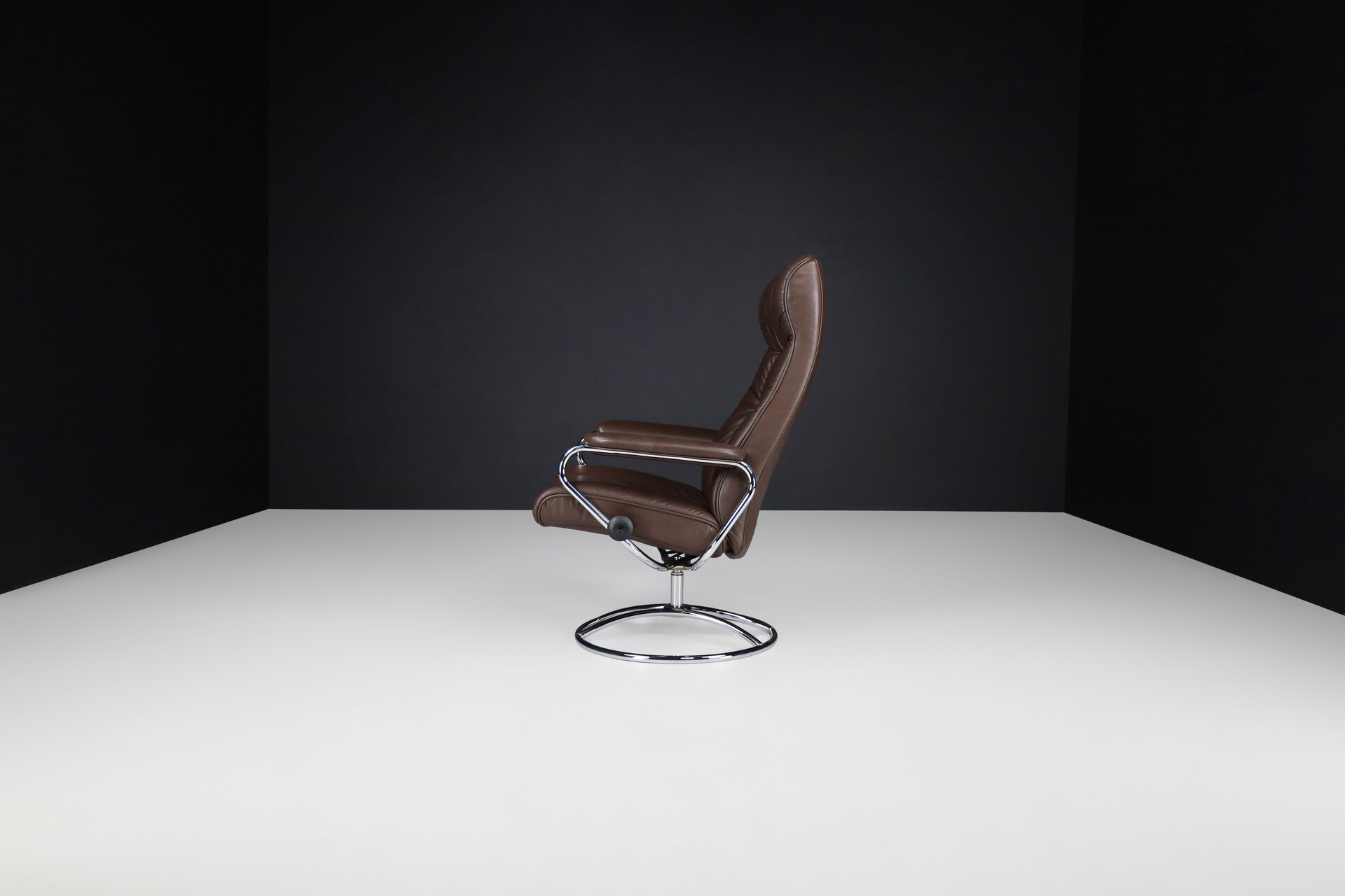 Modern Ekornes Stressless Leather Swivel Reclining Lounge Chair Late-20th century