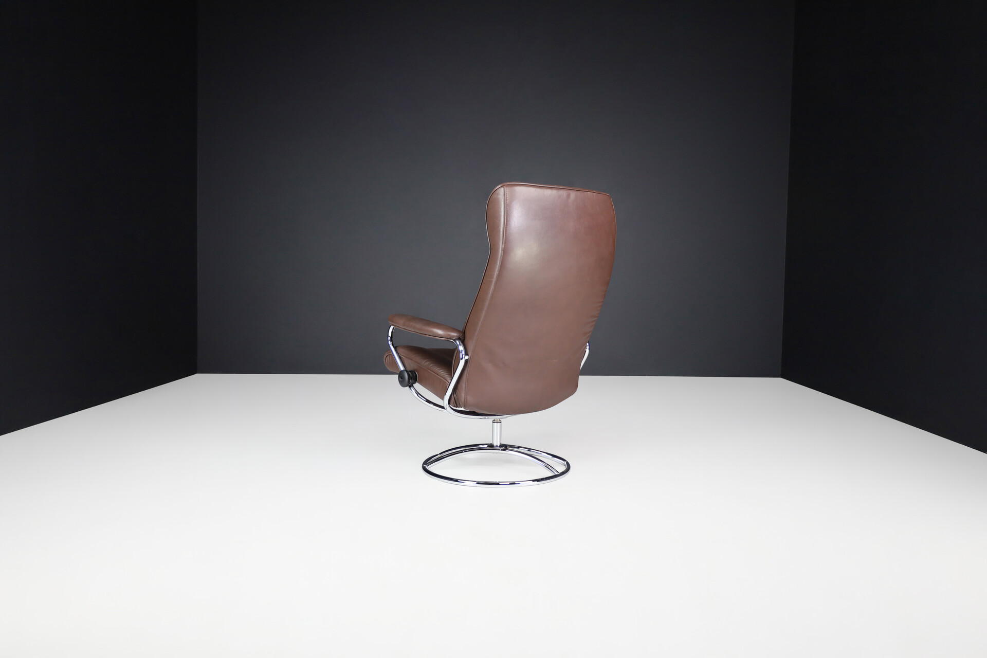 Modern Ekornes Stressless Leather Swivel Reclining Lounge Chair Late-20th century