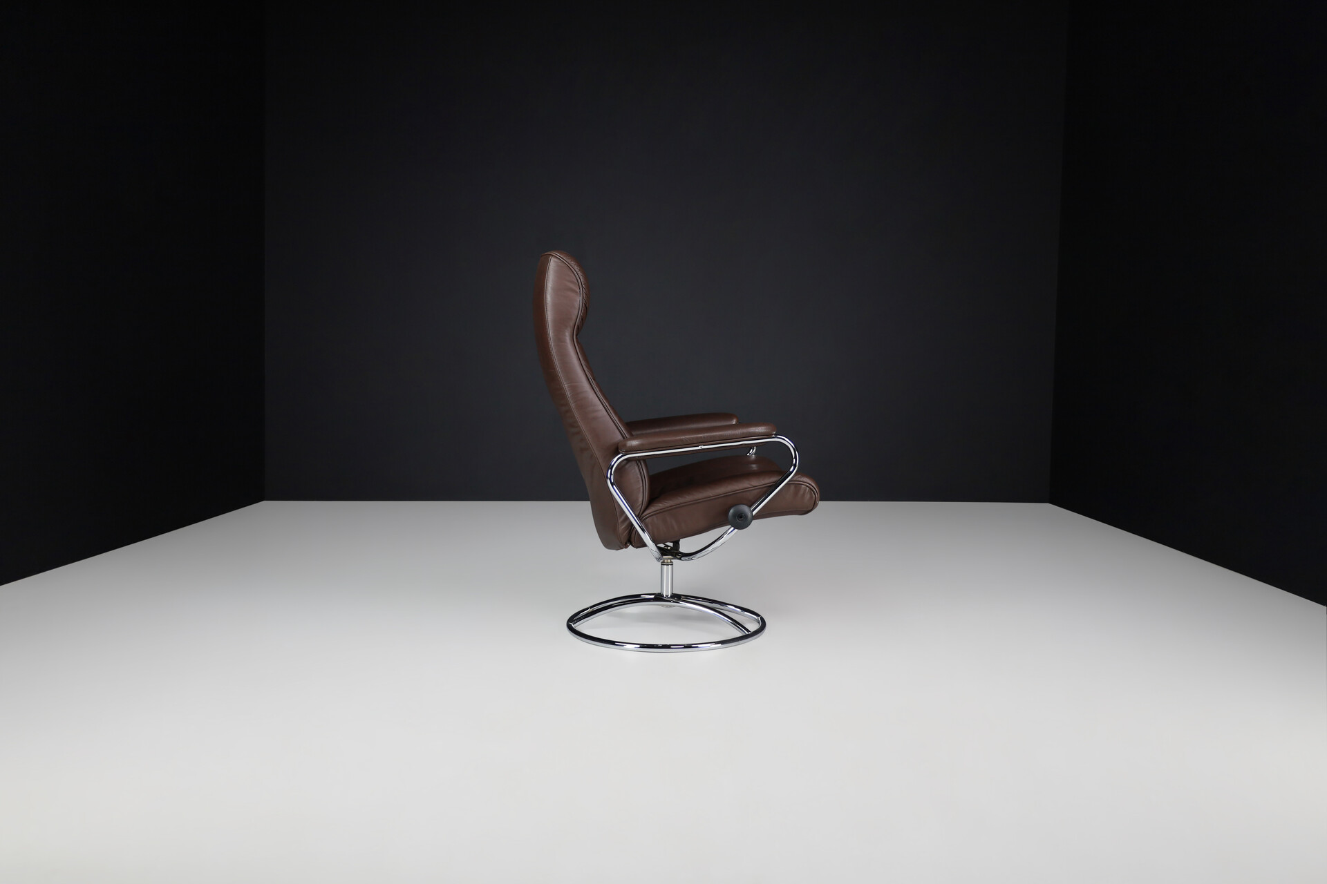 Modern Ekornes Stressless Leather Swivel Reclining Lounge Chair Late-20th century