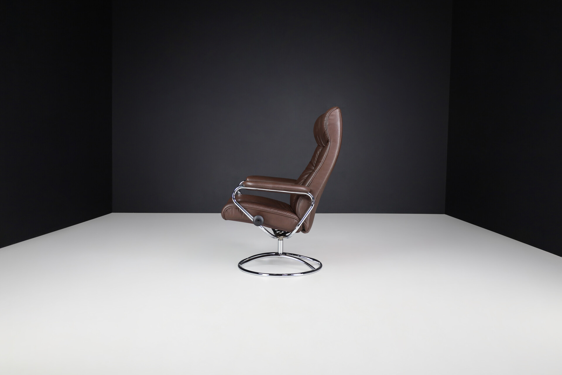 Modern Ekornes Stressless Leather Swivel Reclining Lounge Chair Late-20th century