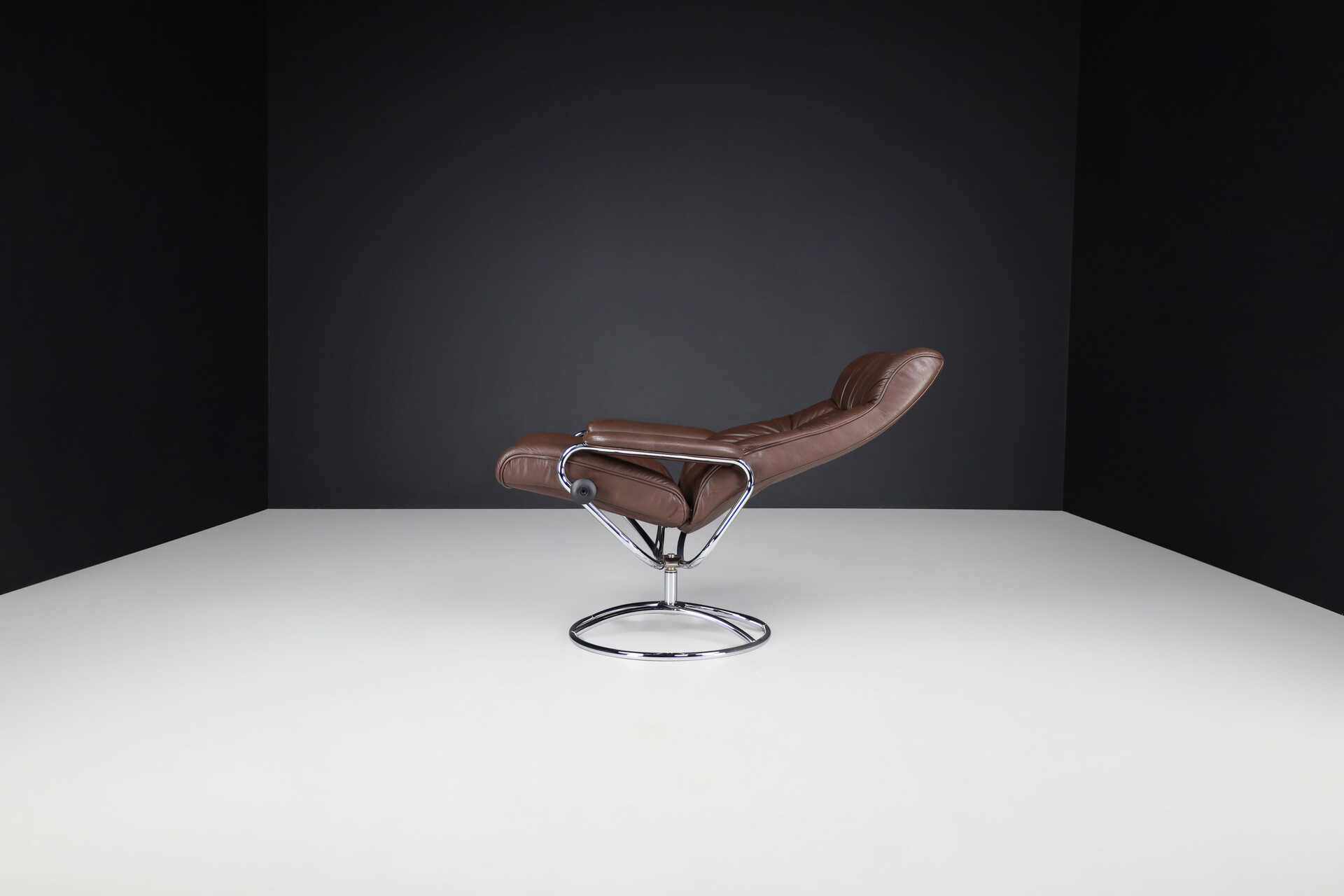 Modern Ekornes Stressless Leather Swivel Reclining Lounge Chair Late-20th century