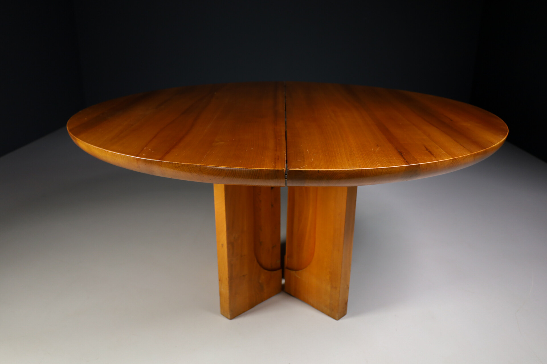 Modern Extendable / round dining table in solid elm, France 1970s Late-20th century