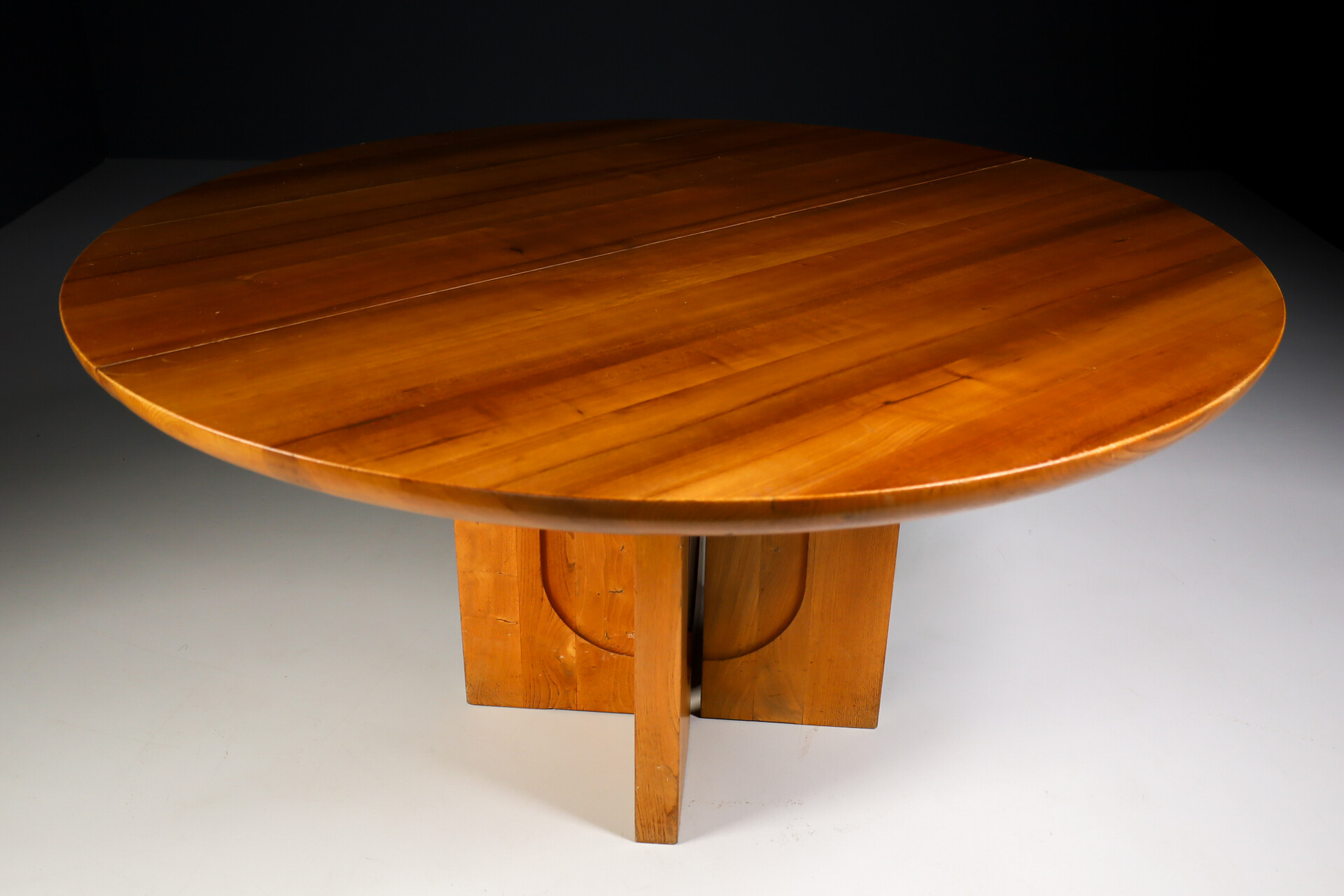 Modern Extendable / round dining table in solid elm, France 1970s Late-20th century
