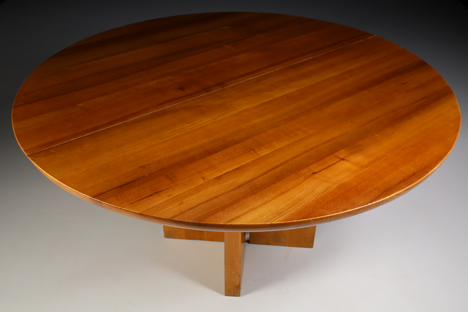 Modern Extendable / round dining table in solid elm, France 1970s Late-20th century