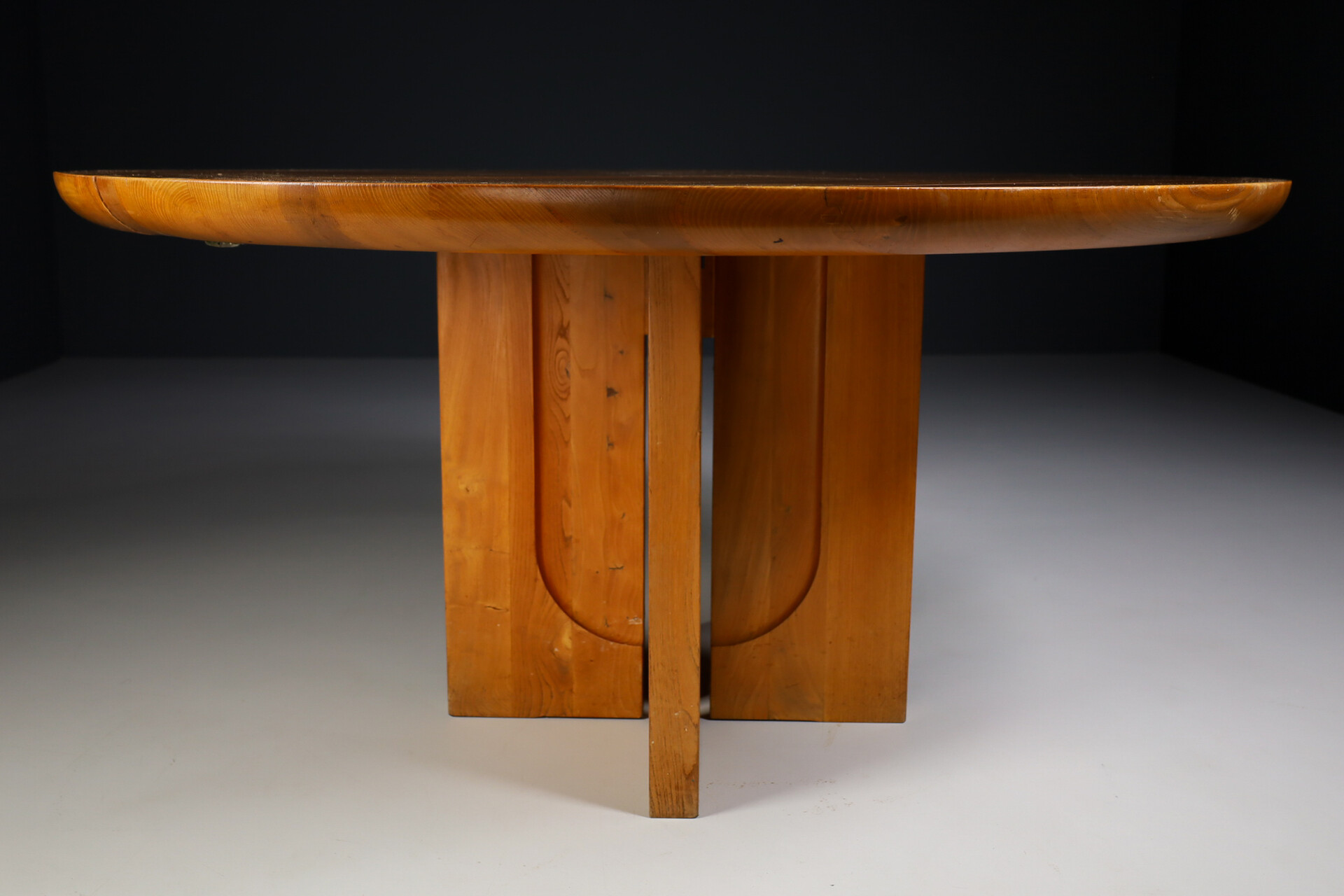 Modern Extendable / round dining table in solid elm, France 1970s Late-20th century