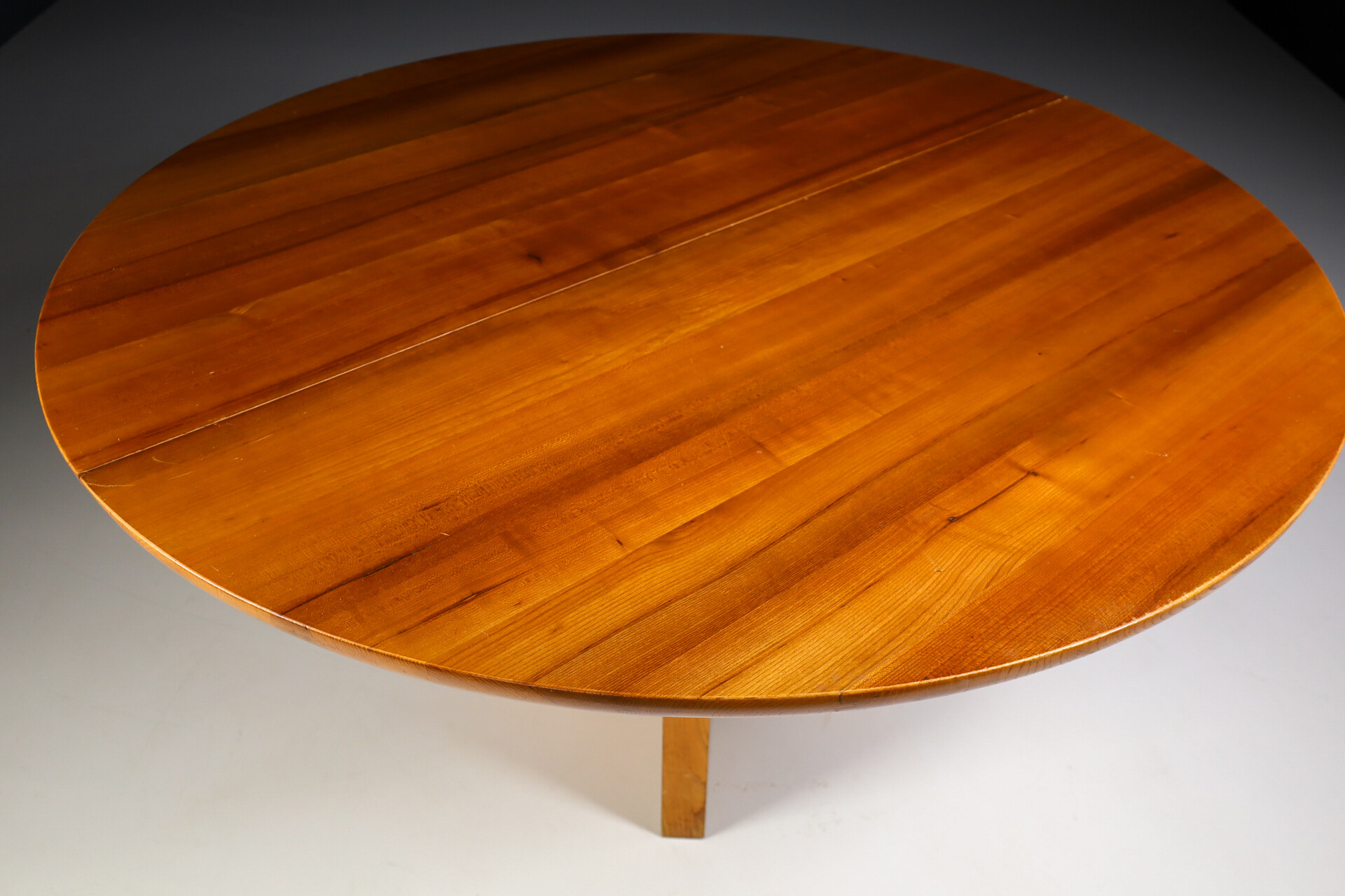 Modern Extendable / round dining table in solid elm, France 1970s Late-20th century