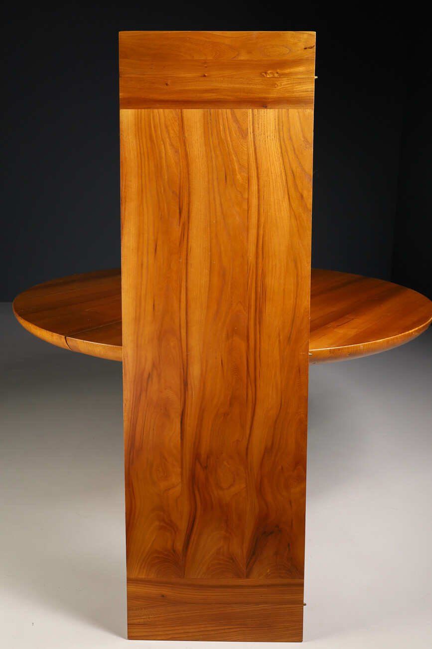 Modern Extendable / round dining table in solid elm, France 1970s Late-20th century