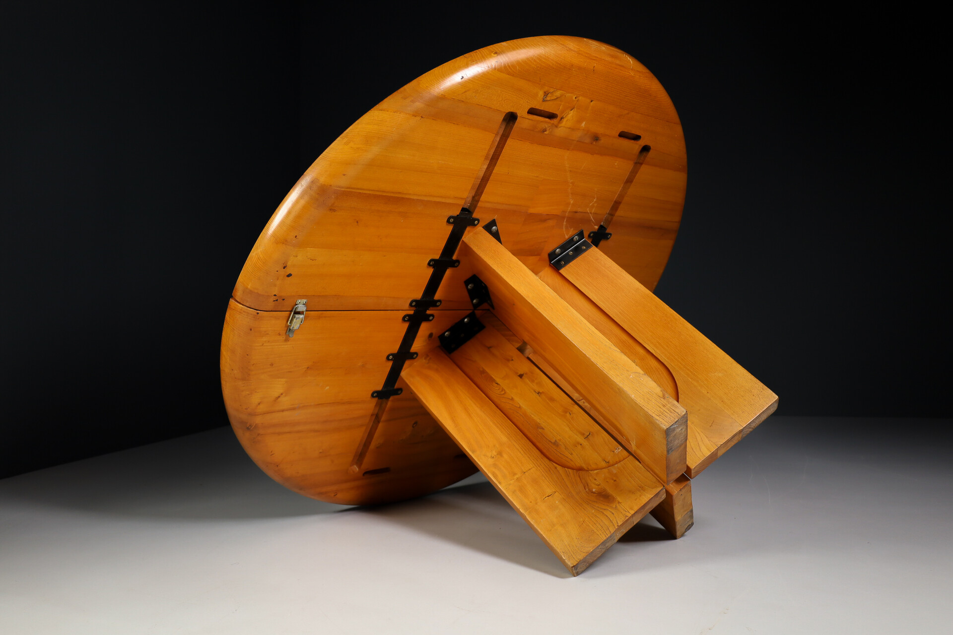 Modern Extendable / round dining table in solid elm, France 1970s Late-20th century