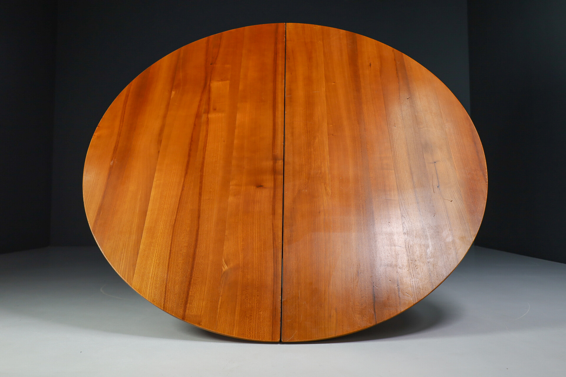 Modern Extendable / round dining table in solid elm, France 1970s Late-20th century