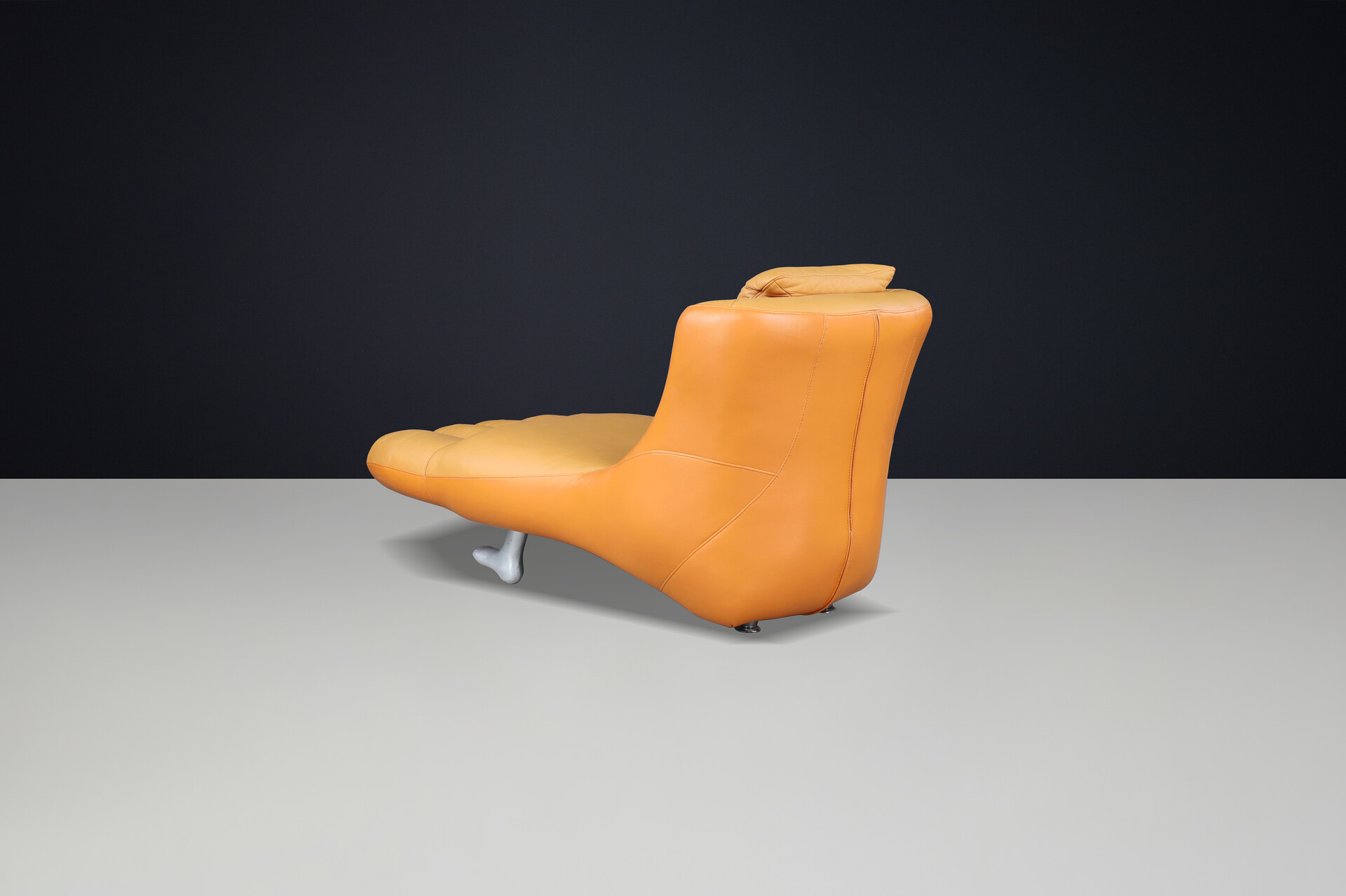 Modern Foot-Shaped Lounge Chair in brown-cognac Leathe, The netherlands 1990 Late-20th century