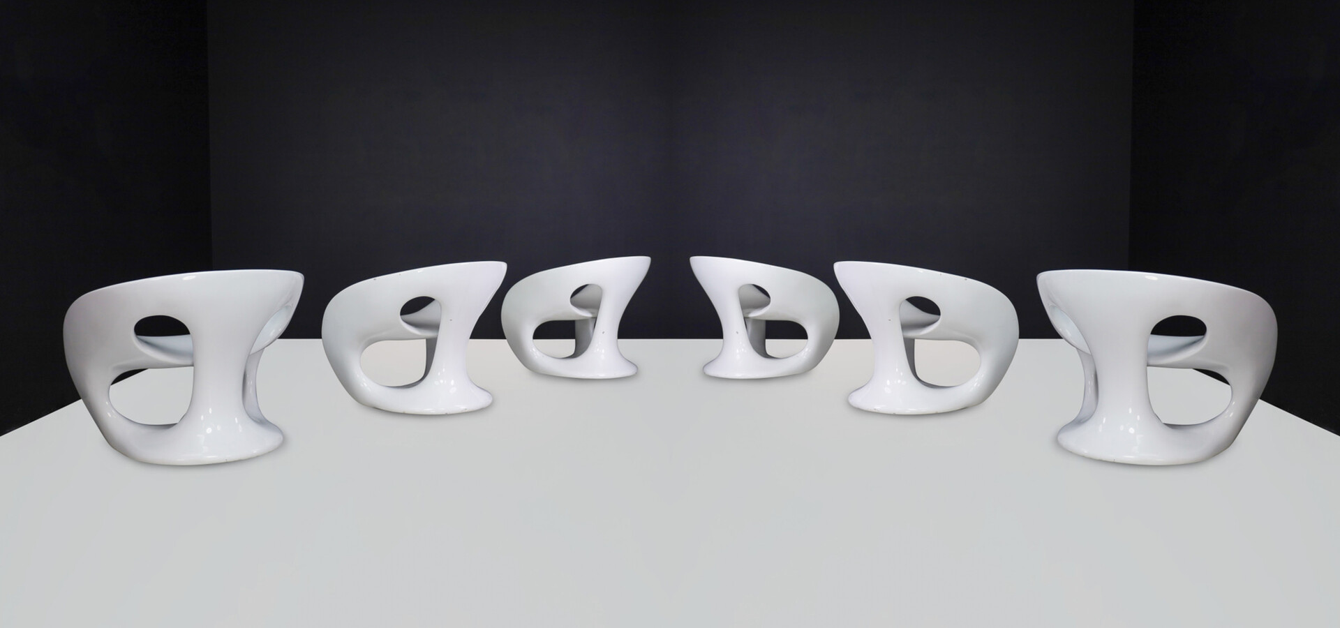 Modern Kundalini Hara White Lacquered Fiberglass Outdoor Sculptural Chairs by Gurioli, 2002 21 th century