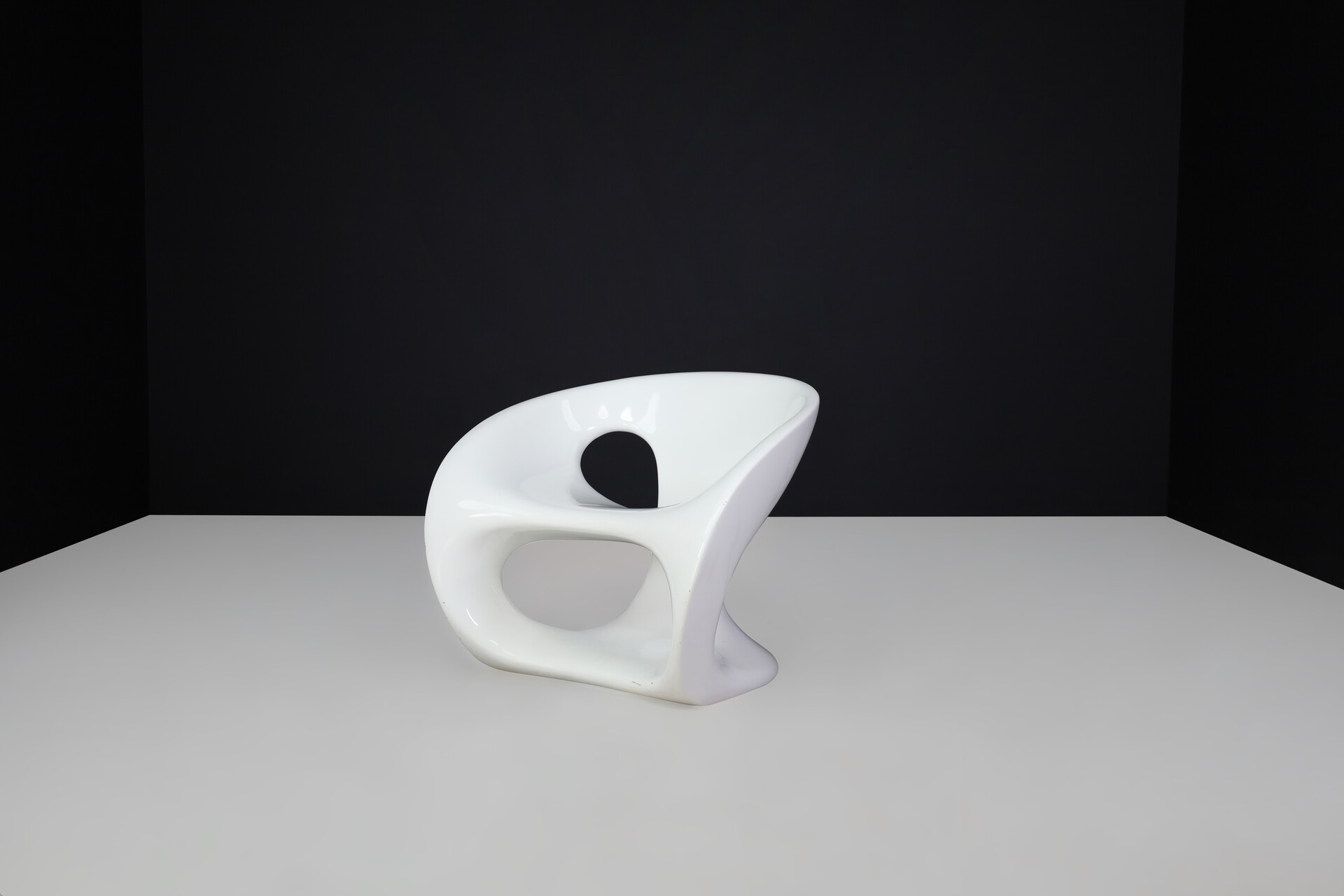 Modern Kundalini Hara White Lacquered Fiberglass Outdoor Sculptural Chairs by Gurioli, 2002 21 th century