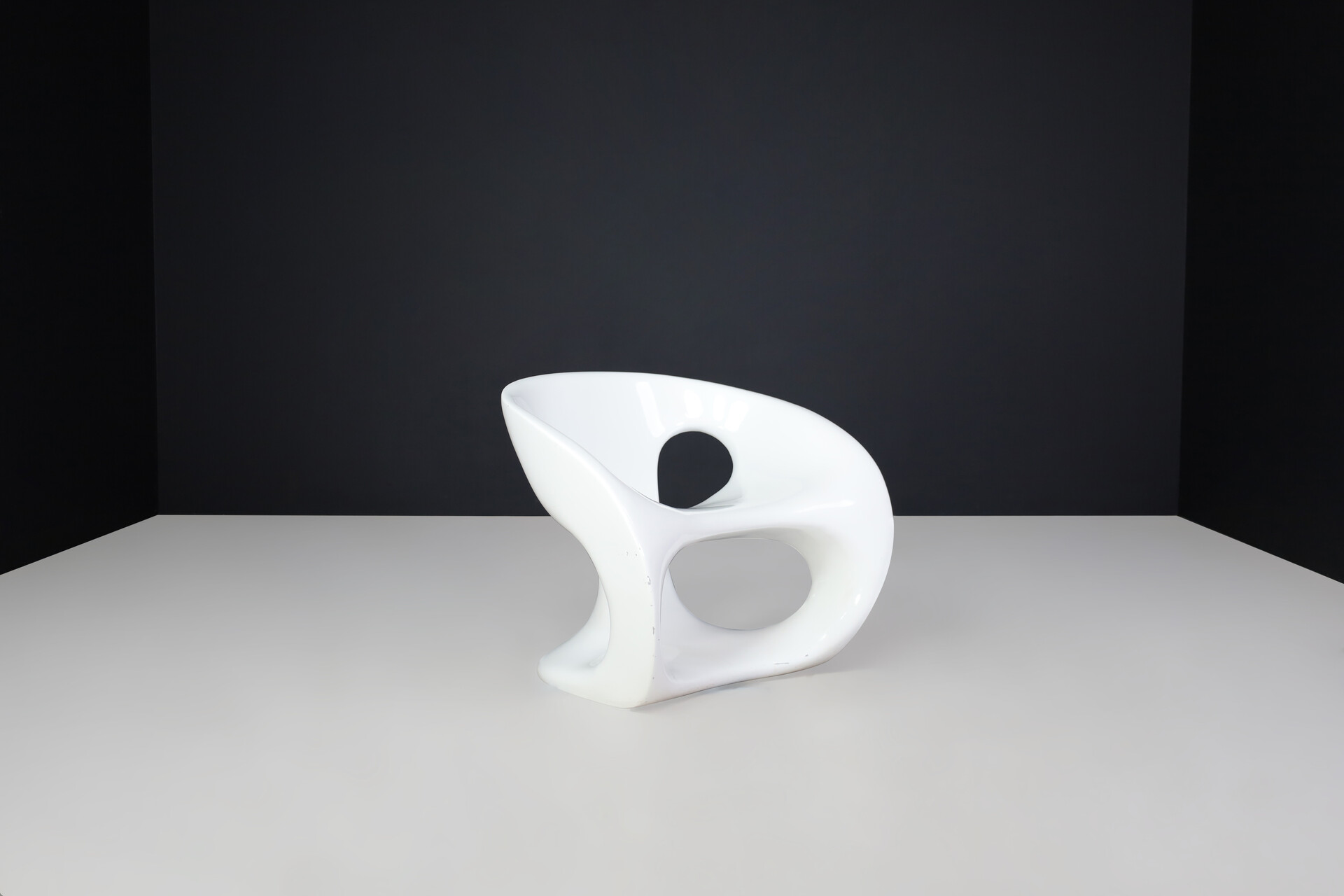 Modern Kundalini Hara White Lacquered Fiberglass Outdoor Sculptural Chairs by Gurioli, 2002 21 th century