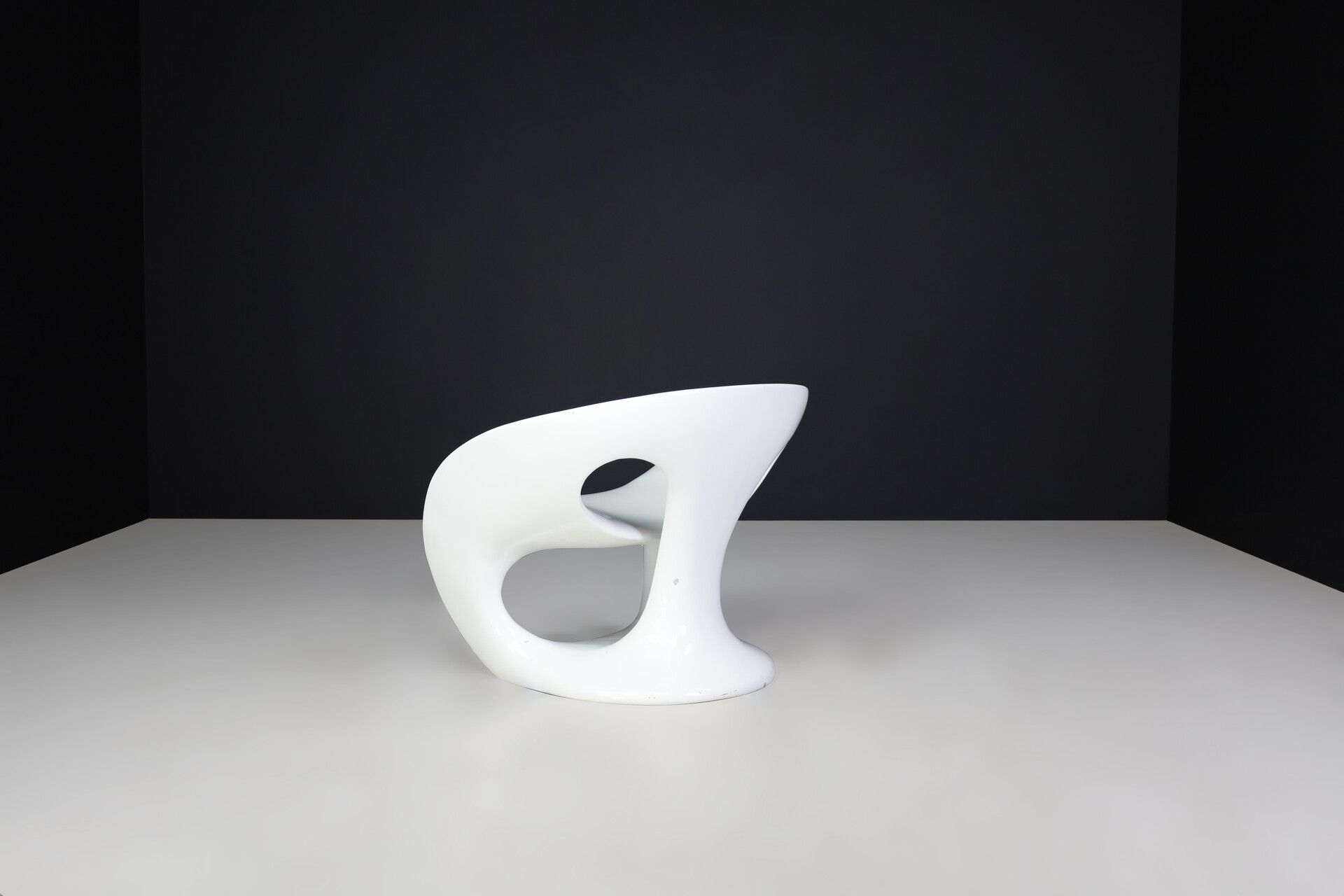 Modern Kundalini Hara White Lacquered Fiberglass Outdoor Sculptural Chairs by Gurioli, 2002 21 th century