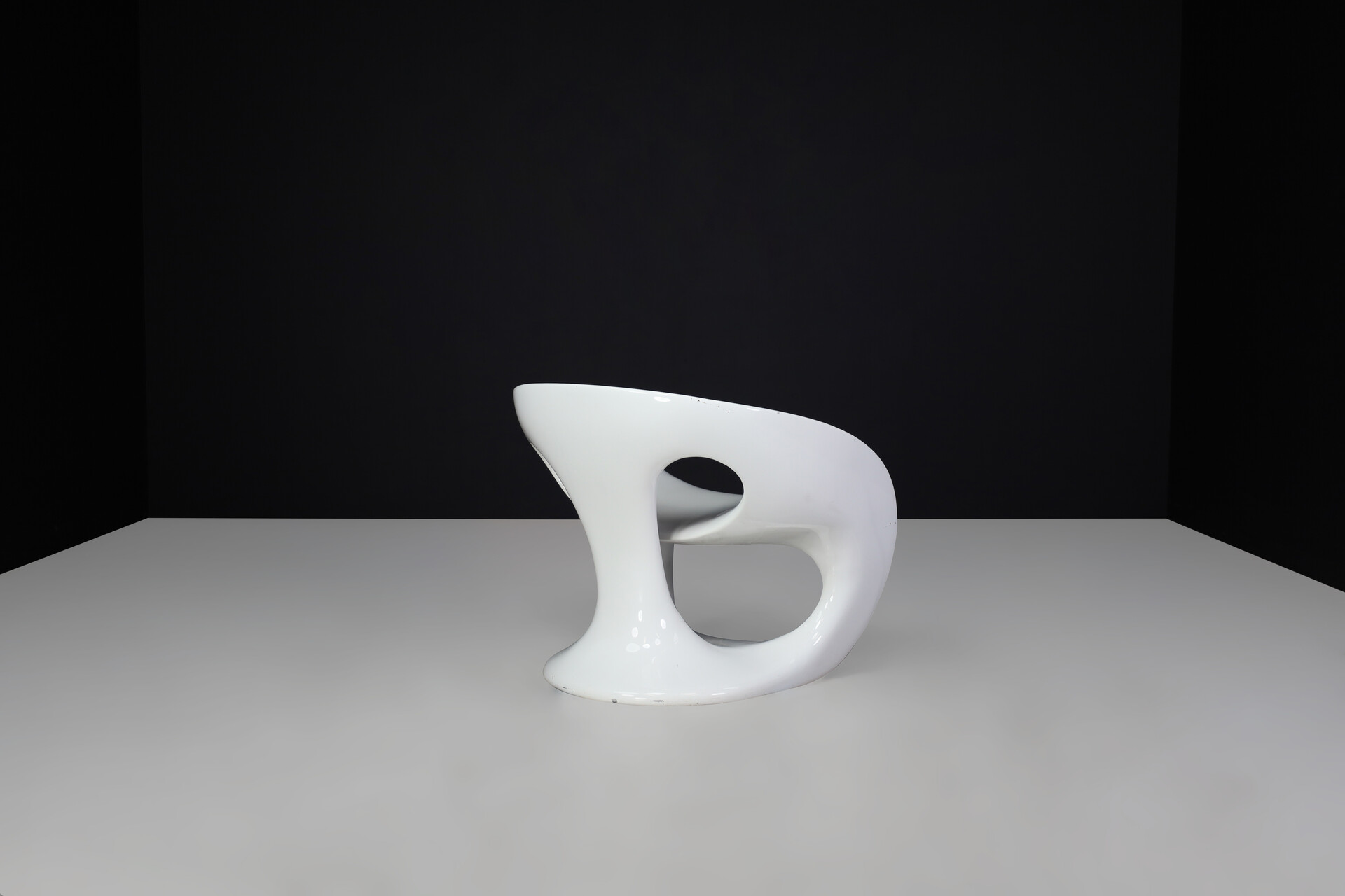 Modern Kundalini Hara White Lacquered Fiberglass Outdoor Sculptural Chairs by Gurioli, 2002 21 th century