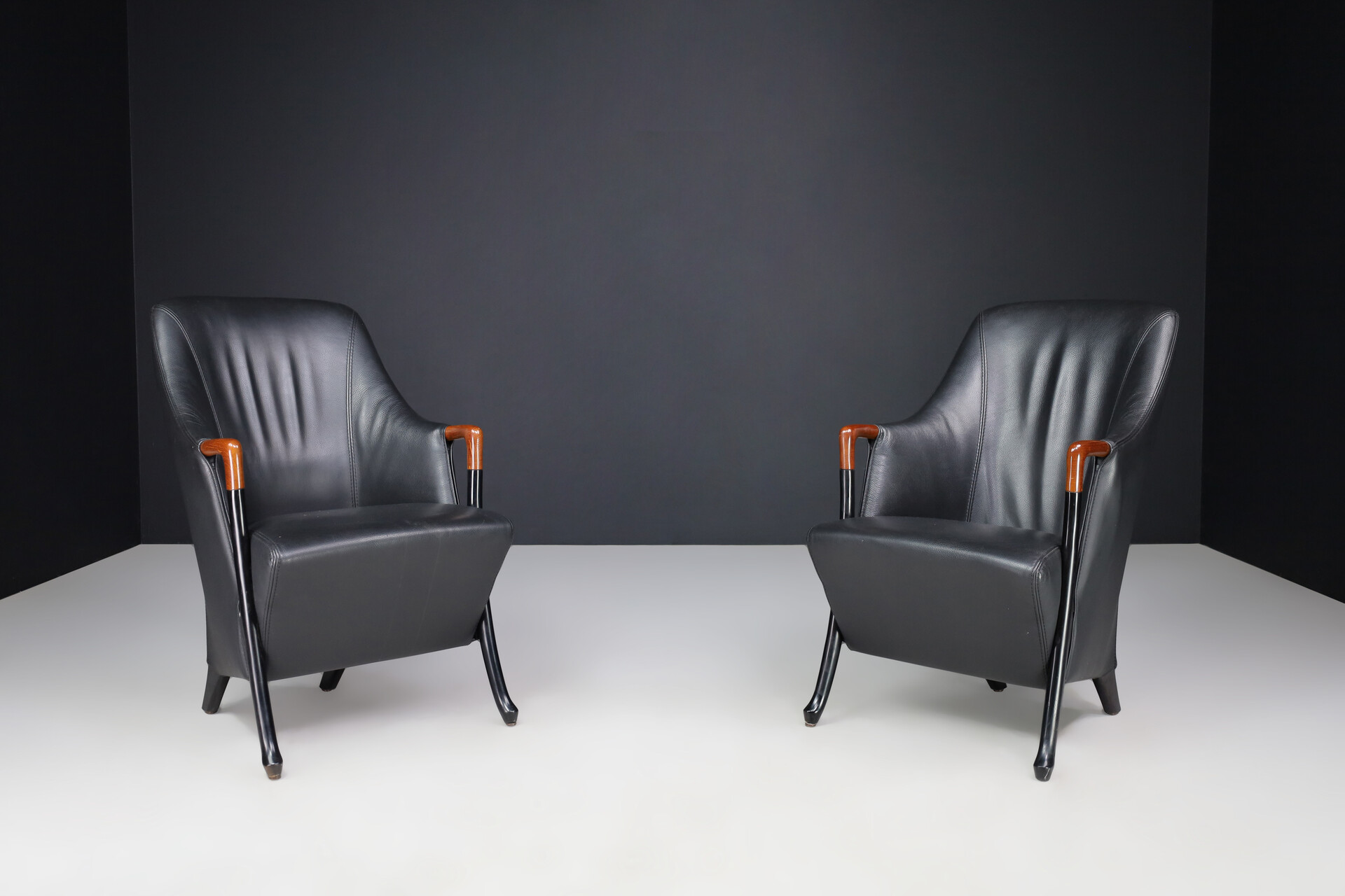 Modern Progetti Arm chair By Umberto Asnago For Giorgetti In Black leather Italy 1980s Late-20th century