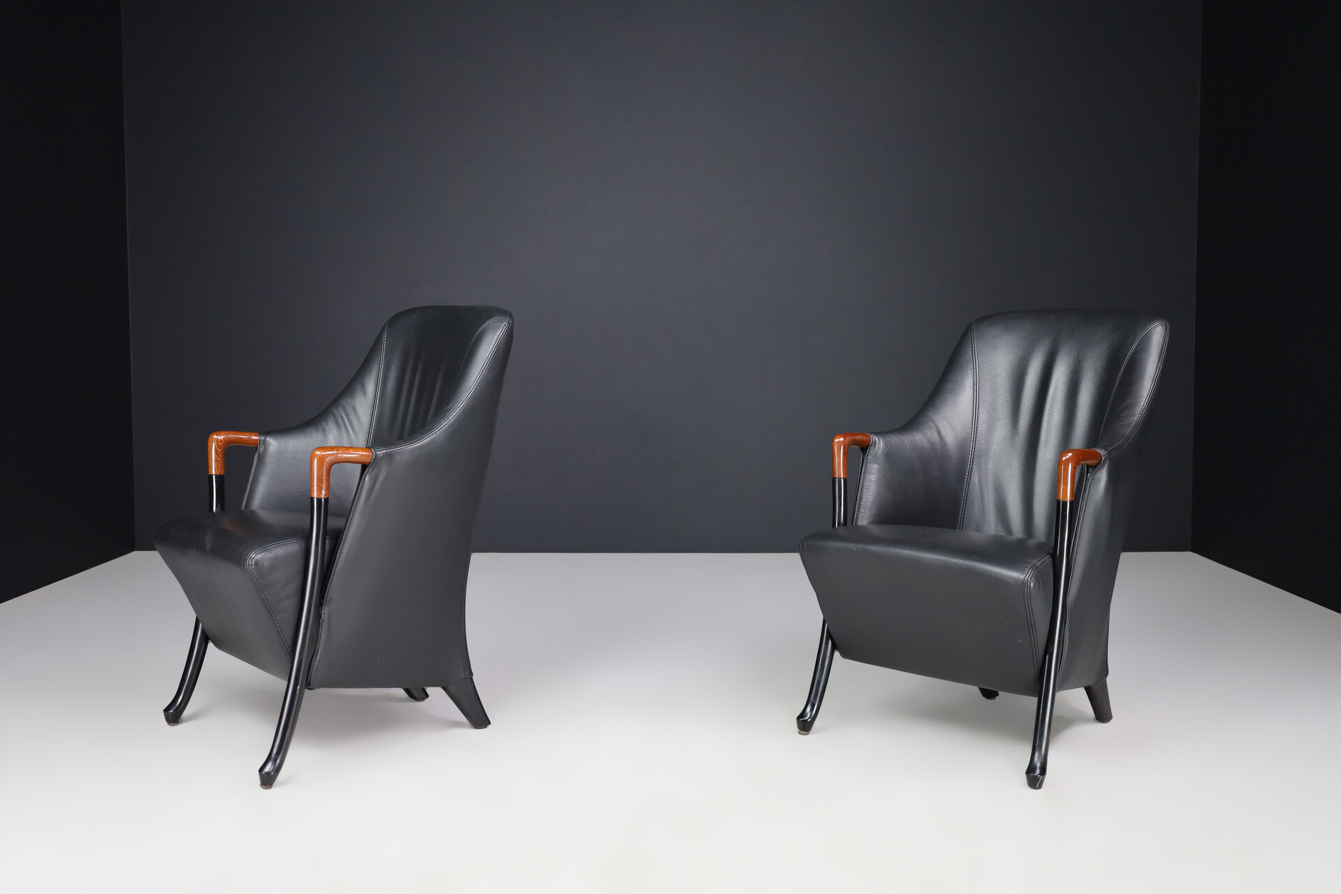 Modern Progetti Arm chair By Umberto Asnago For Giorgetti In Black leather Italy 1980s Late-20th century