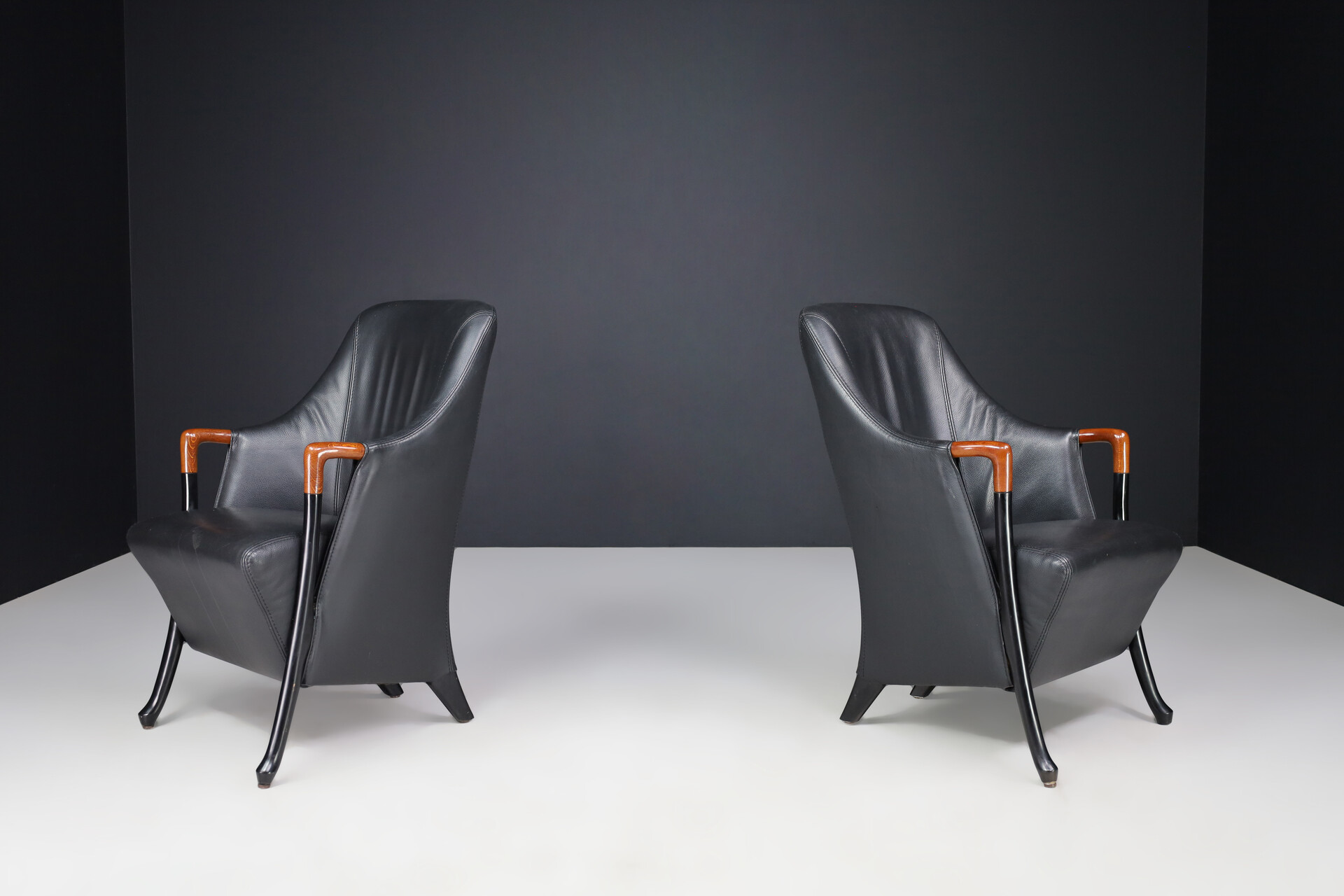 Modern Progetti Arm chair By Umberto Asnago For Giorgetti In Black leather Italy 1980s Late-20th century