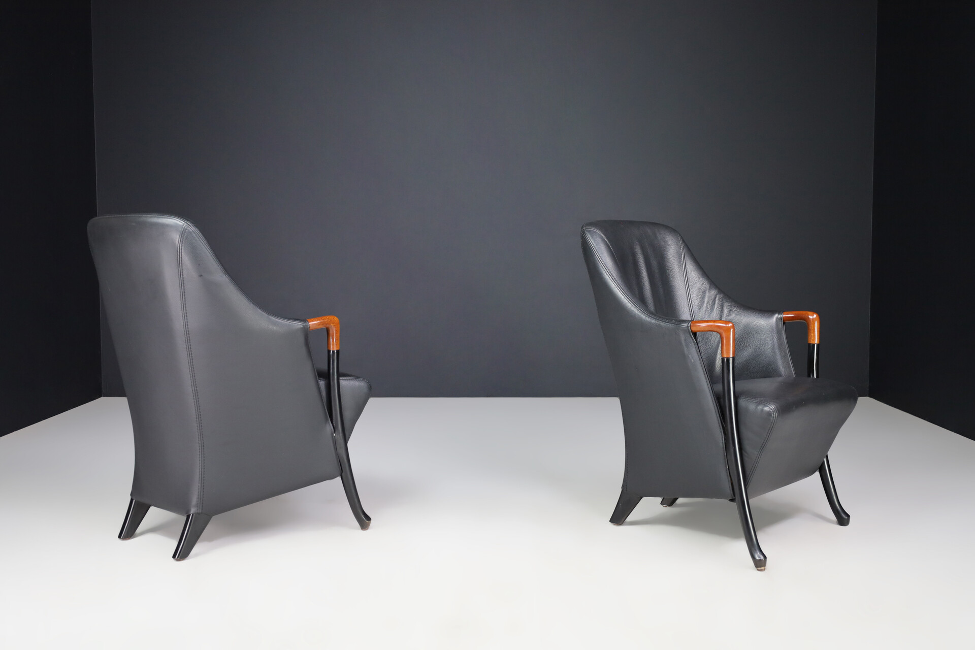 Modern Progetti Arm chair By Umberto Asnago For Giorgetti In Black leather Italy 1980s Late-20th century