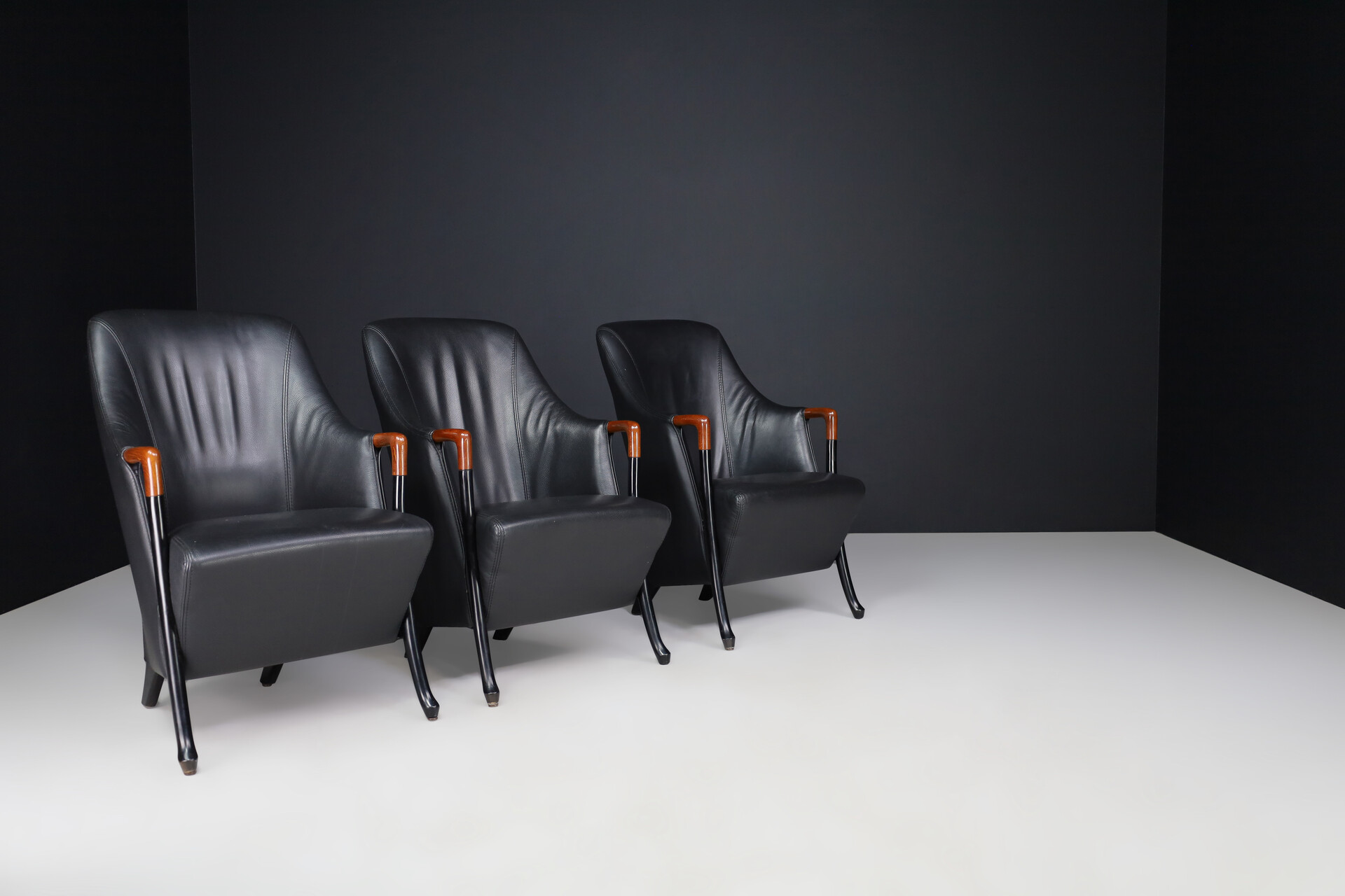 Modern Progetti Arm chair By Umberto Asnago For Giorgetti In Black leather Italy 1980s Late-20th century