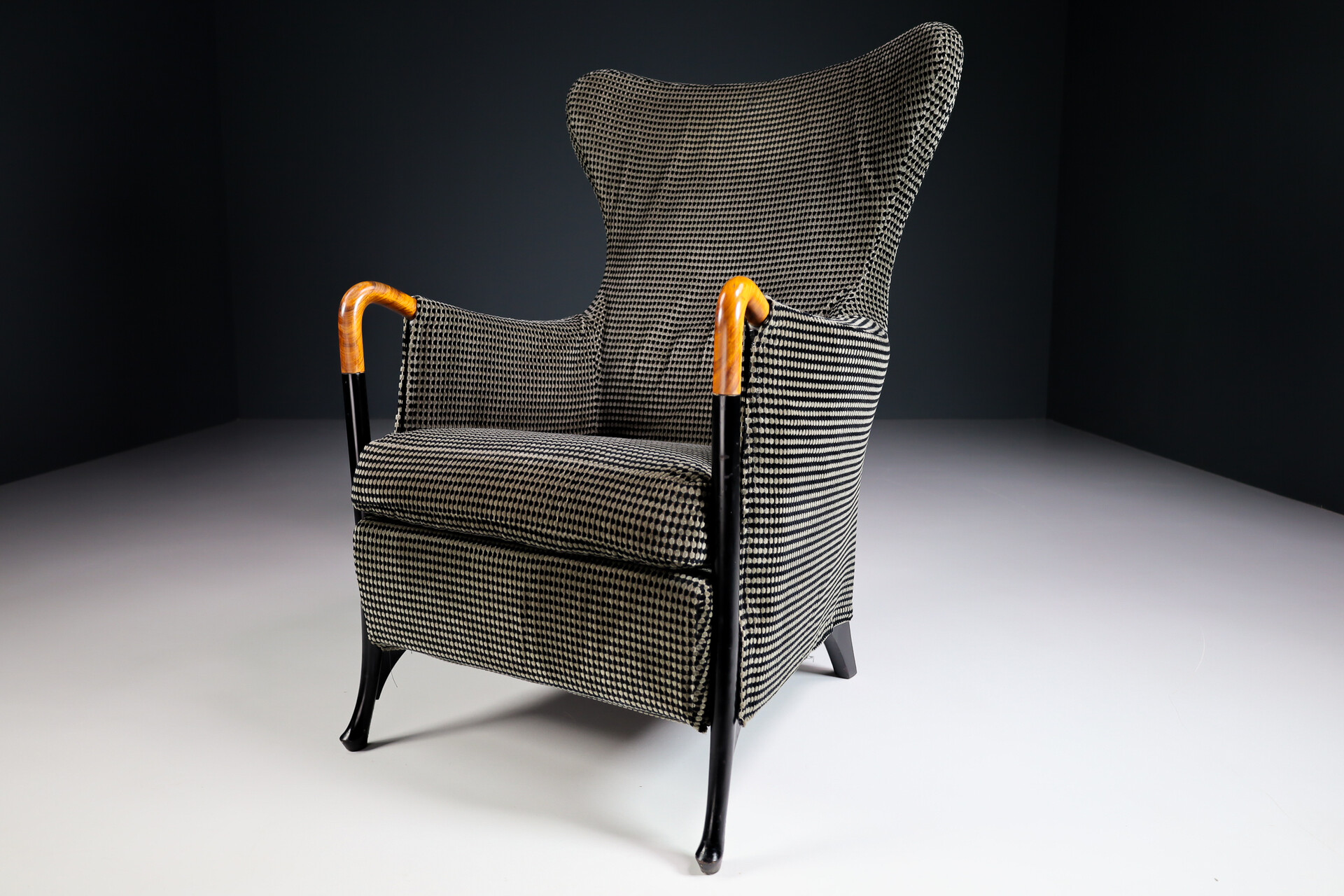 Modern Progetti wing chair armchair by Umberto Asnago for Giorgetti in original fabric Italy 1980s Late-20th century