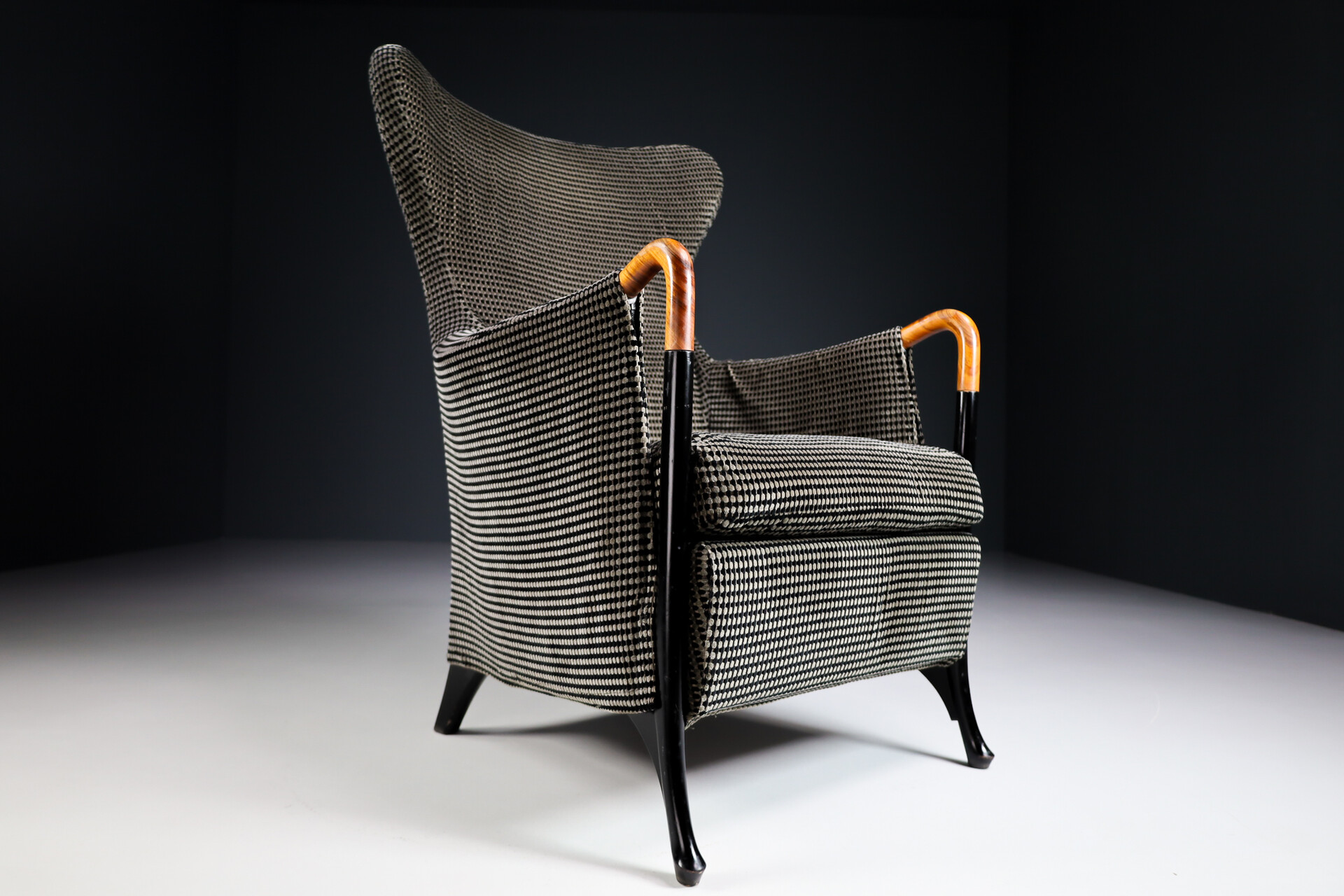 Modern Progetti wing chair armchair by Umberto Asnago for Giorgetti in original fabric Italy 1980s Late-20th century