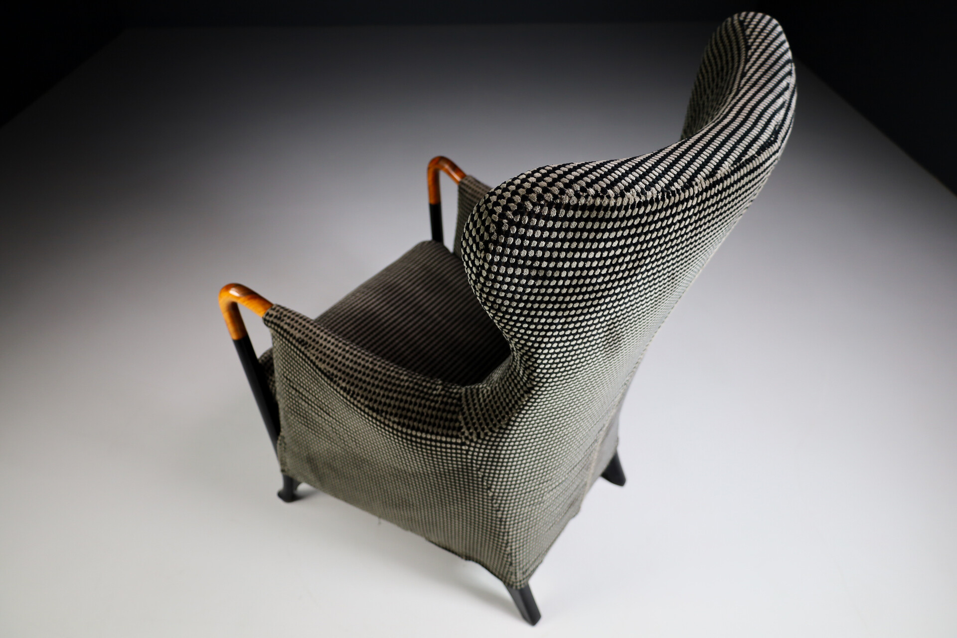 Modern Progetti wing chair armchair by Umberto Asnago for Giorgetti in original fabric Italy 1980s Late-20th century