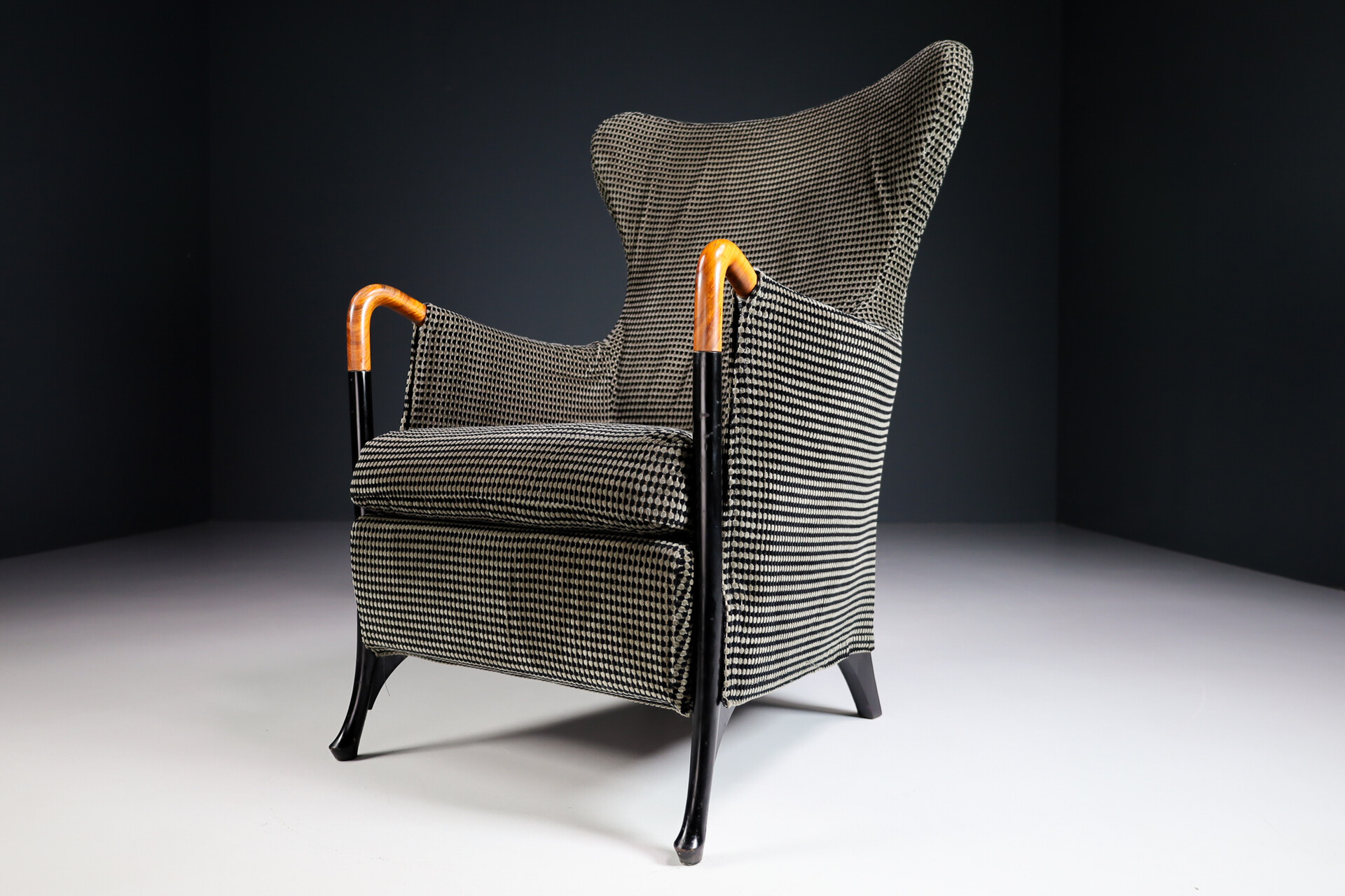 Modern Progetti wing chair armchair by Umberto Asnago for Giorgetti in original fabric Italy 1980s Late-20th century