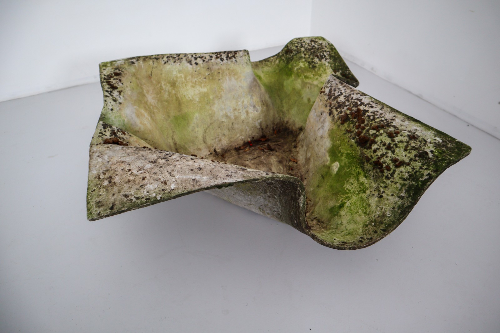 Modern Very Large Willy Guhl Midcentury Indoor/ Outdoor Handkerchief Planter Mid-20th century