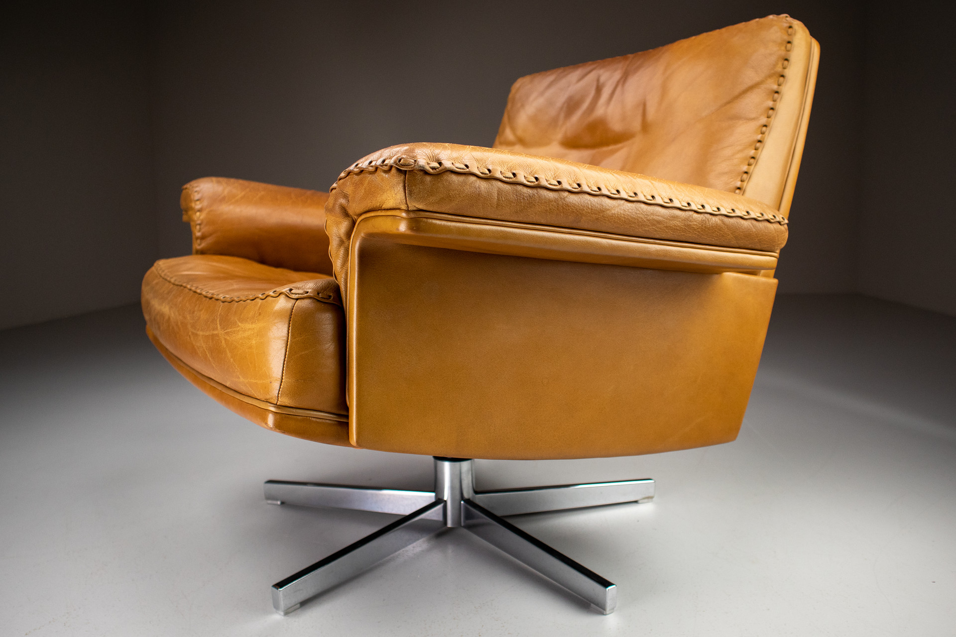 Pair Patinated Cognac De Sede Ds 35 Swivel Leather Armchairs, Switzerland, 1970s Mid-20th century