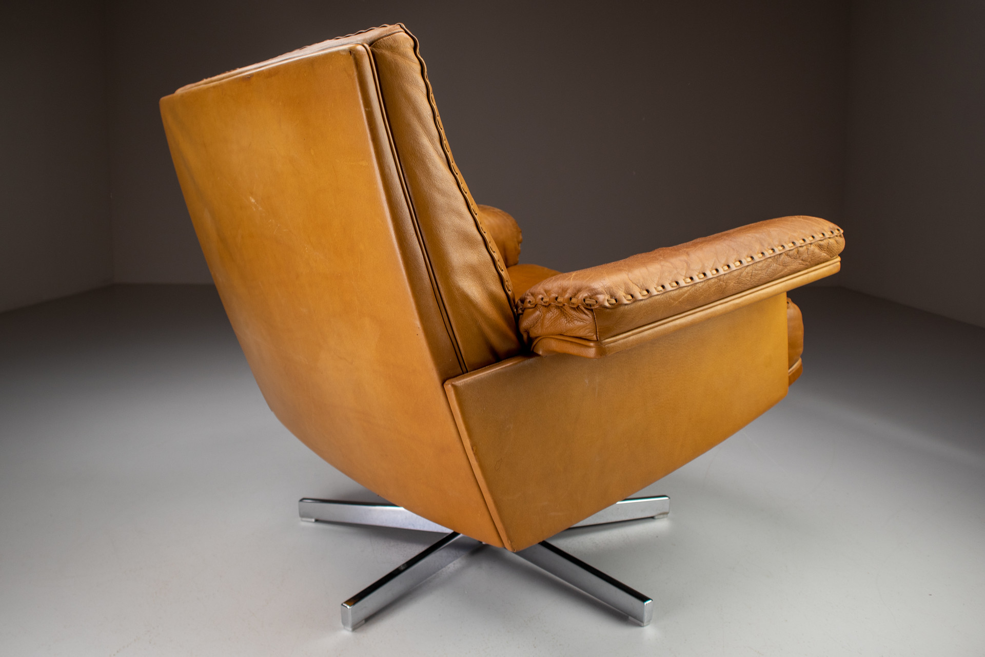 Pair Patinated Cognac De Sede Ds 35 Swivel Leather Armchairs, Switzerland, 1970s Mid-20th century