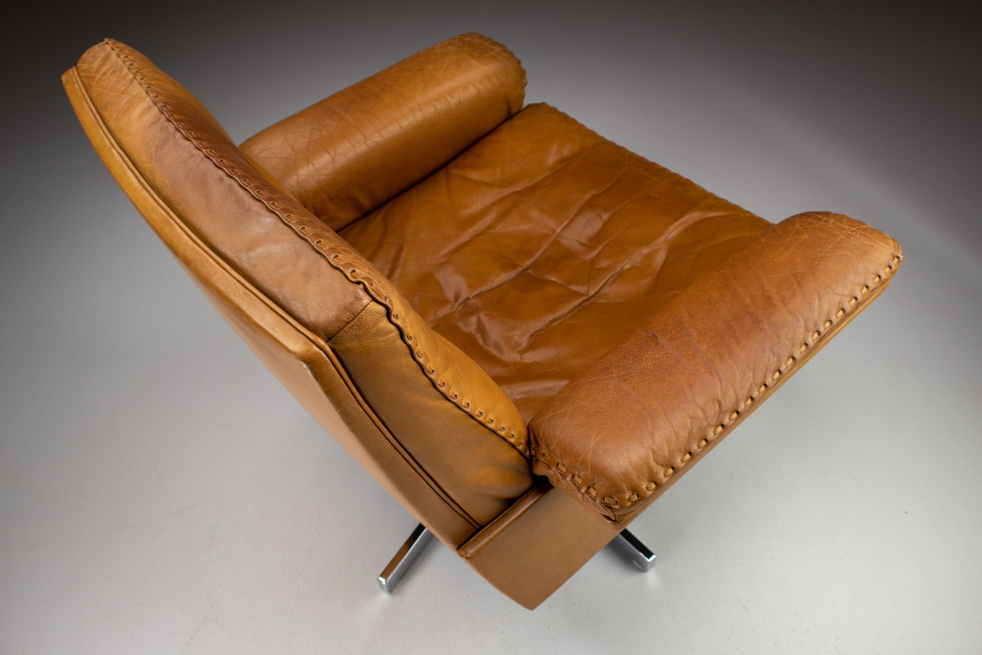 Pair Patinated Cognac De Sede Ds 35 Swivel Leather Armchairs, Switzerland, 1970s Mid-20th century