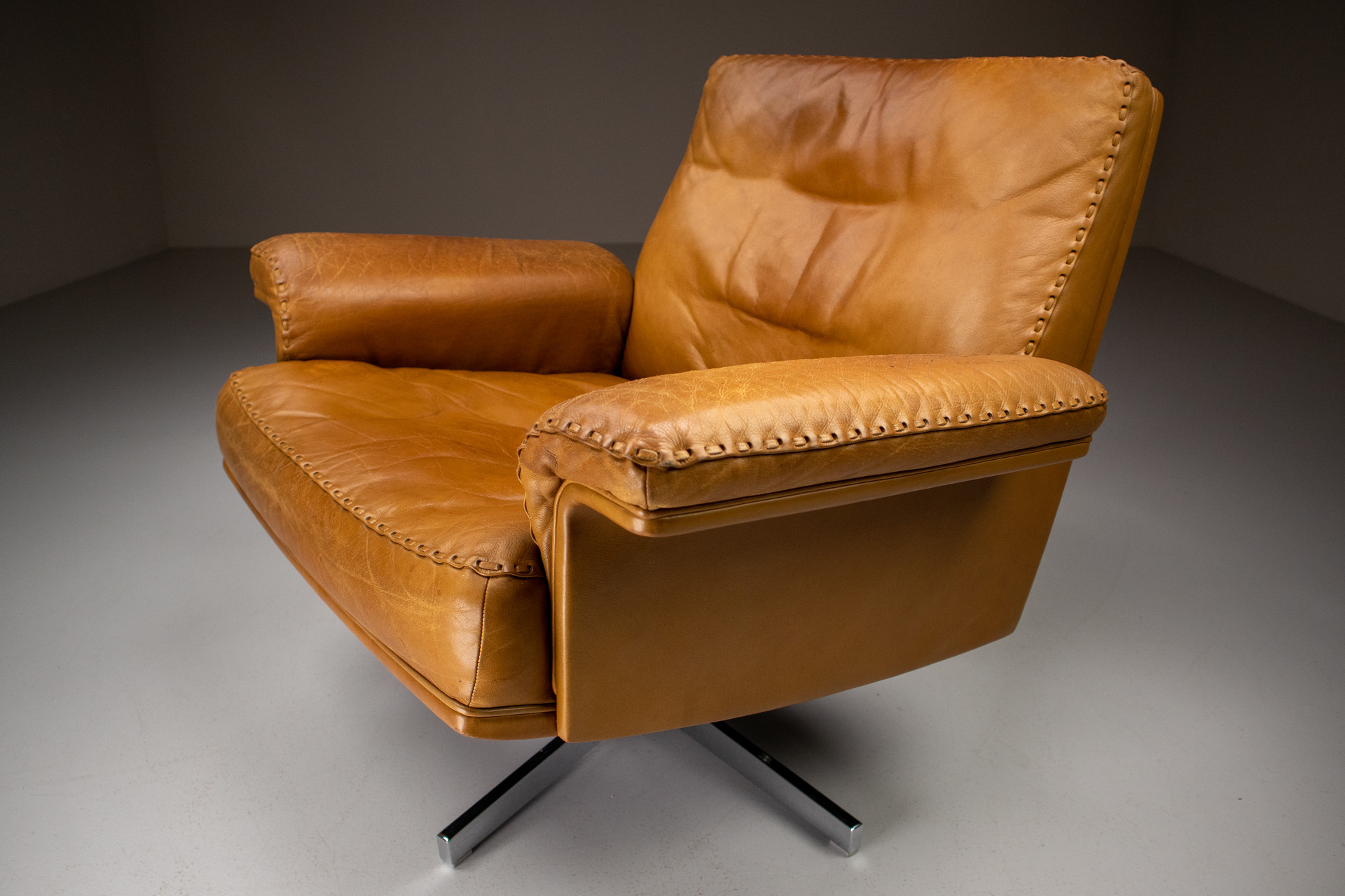 Pair Patinated Cognac De Sede Ds 35 Swivel Leather Armchairs, Switzerland, 1970s Mid-20th century