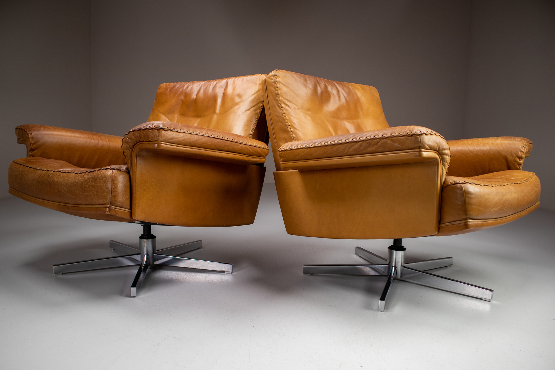 Pair Patinated Cognac De Sede Ds 35 Swivel Leather Armchairs, Switzerland, 1970s Mid-20th century
