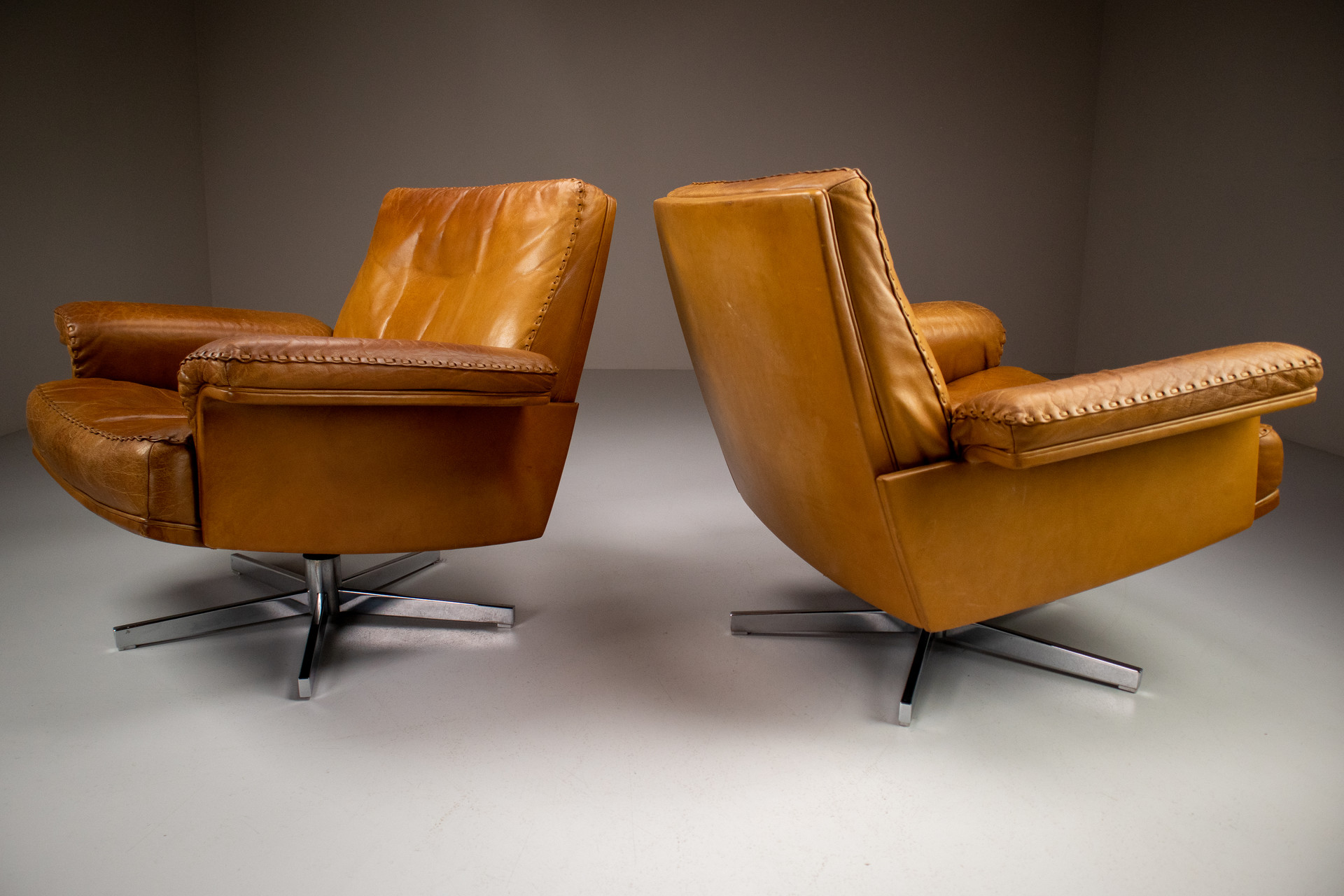 Pair Patinated Cognac De Sede Ds 35 Swivel Leather Armchairs, Switzerland, 1970s Mid-20th century