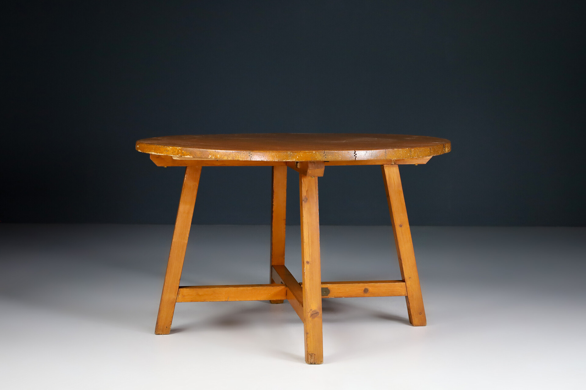Pinewood round table and 4 benches in the style of Pierre chapo, France 1960s Mid-20th century