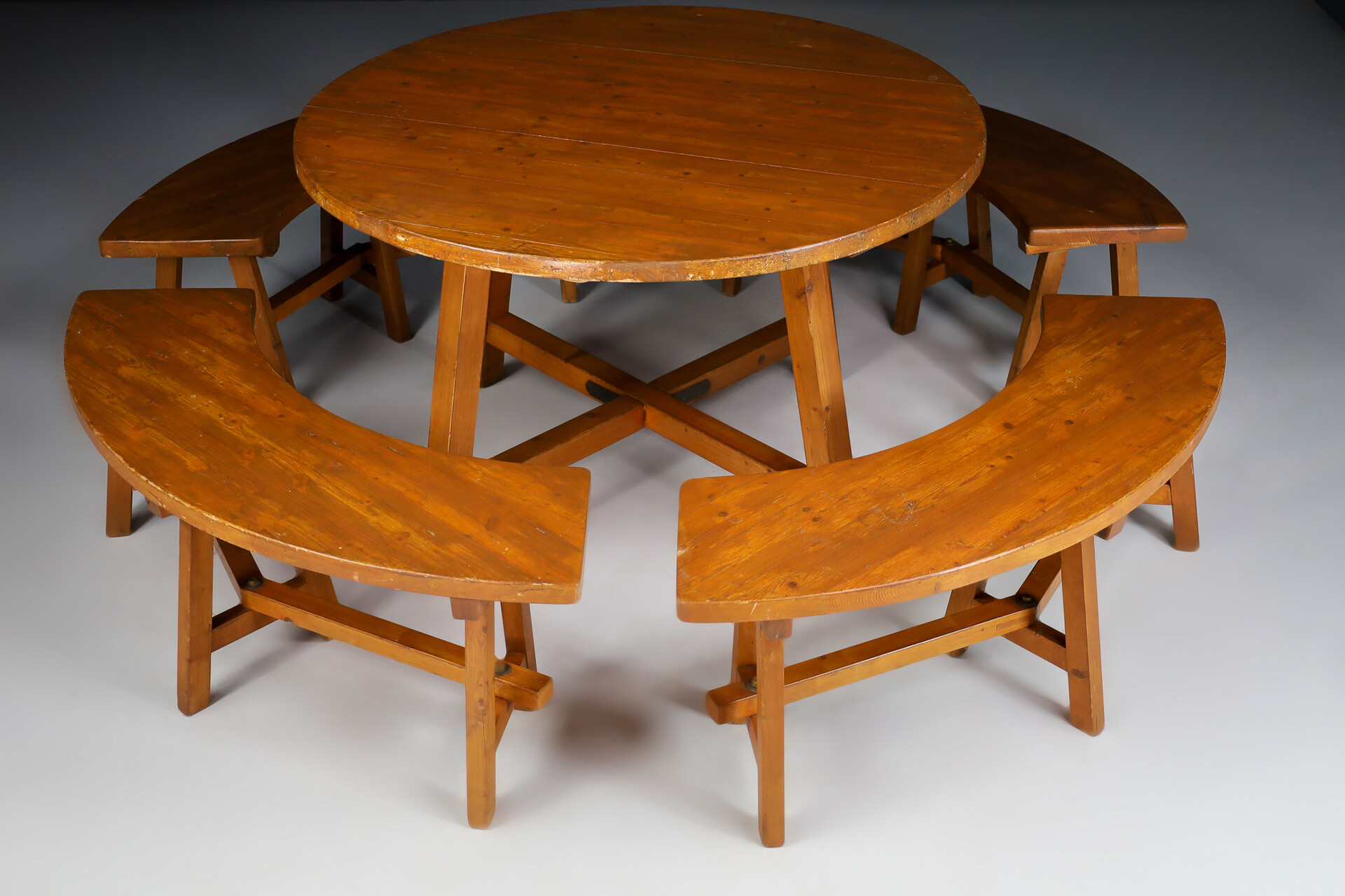 Pinewood round table and 4 benches in the style of Pierre chapo, France 1960s Mid-20th century