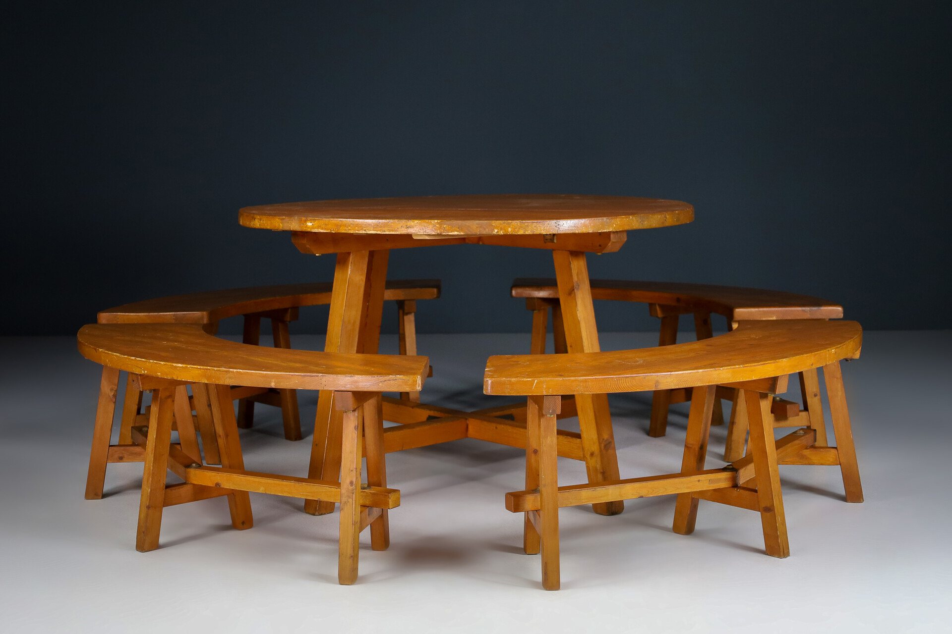 Pinewood round table and 4 benches in the style of Pierre chapo, France 1960s Mid-20th century