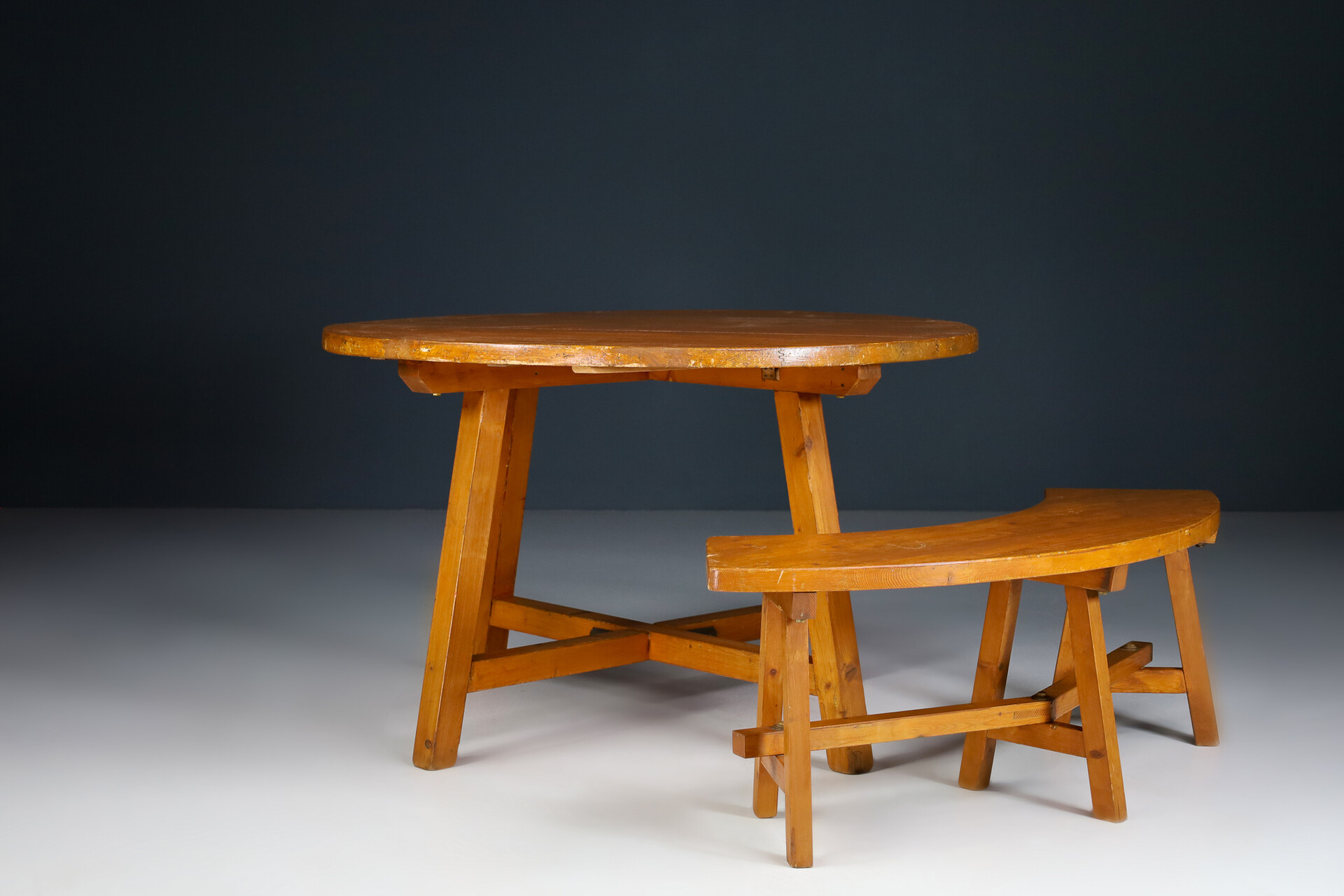 Pinewood round table and 4 benches in the style of Pierre chapo, France 1960s Mid-20th century