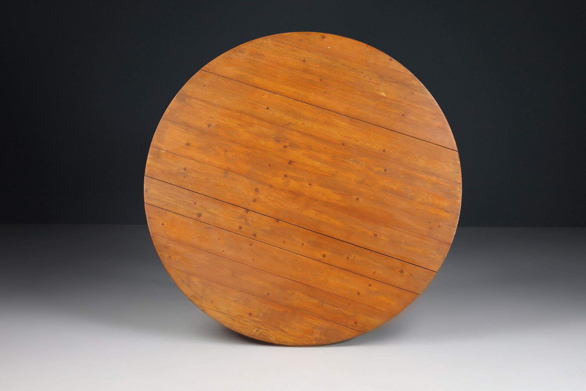 Pinewood round table and 4 benches in the style of Pierre chapo, France 1960s Mid-20th century