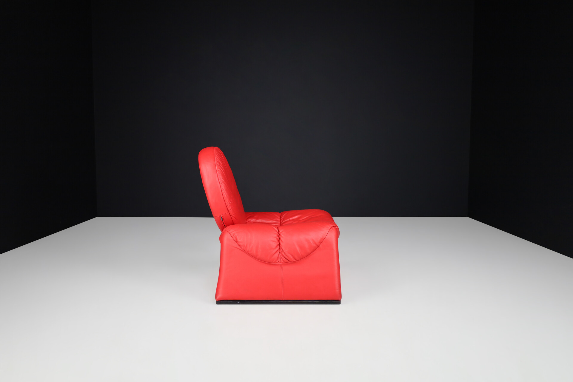 Post modern 'Calypso C35' Chair in red leather by Vittorio Introini, Italy 1980s, Late-20th century