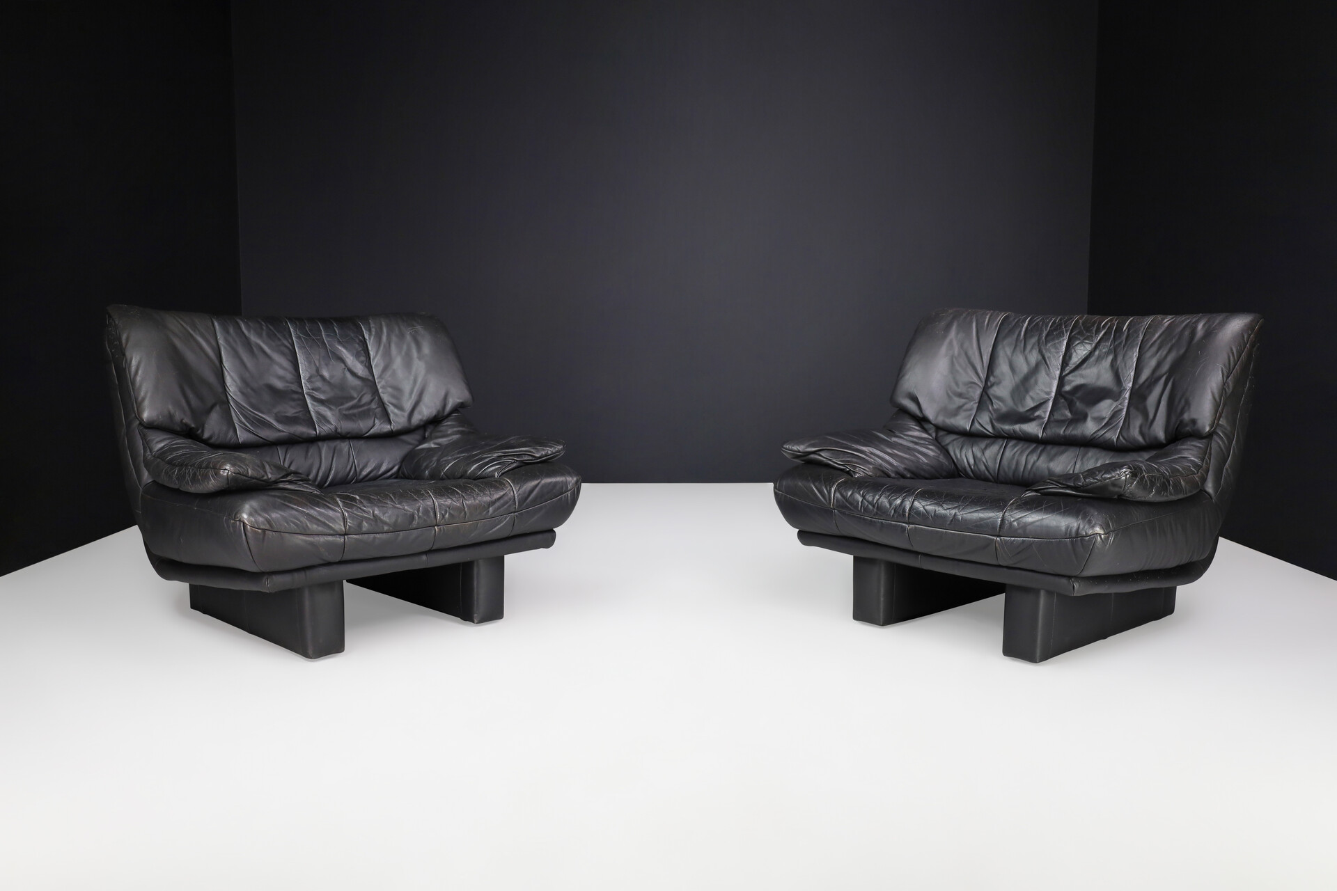 Post modern Nicoletti Salotti Black Leather Lounge Chairs Italy 1980s Late 20th century Armchairs Lounge chairs Seating Davidowski