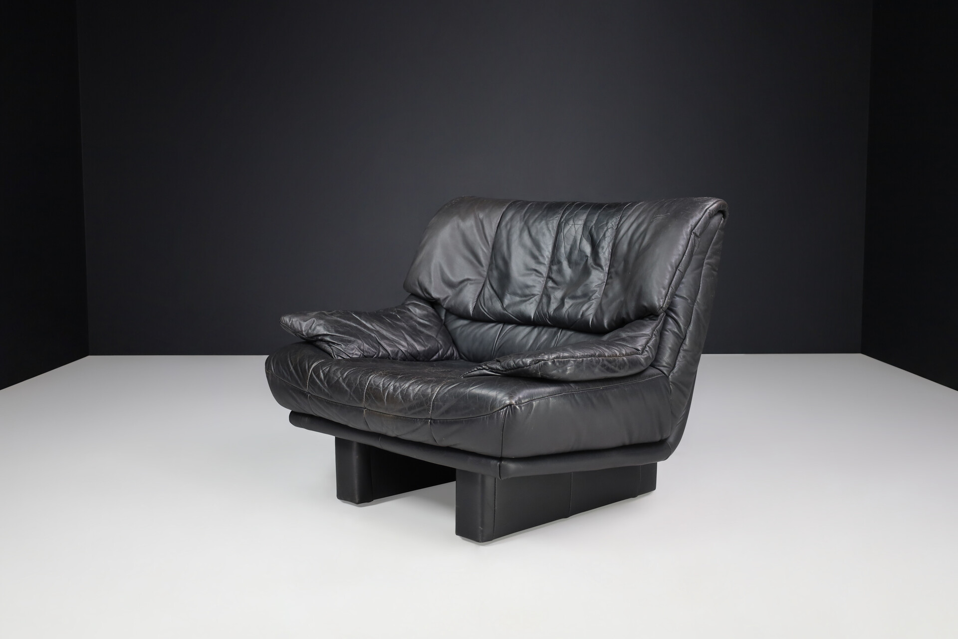 Post modern Nicoletti Salotti  Black Leather Lounge Chairs, Italy 1980s Late-20th century