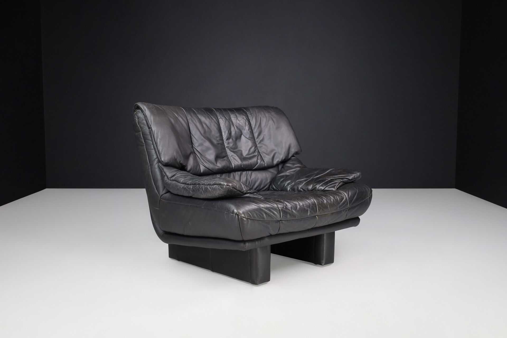Post modern Nicoletti Salotti  Black Leather Lounge Chairs, Italy 1980s Late-20th century
